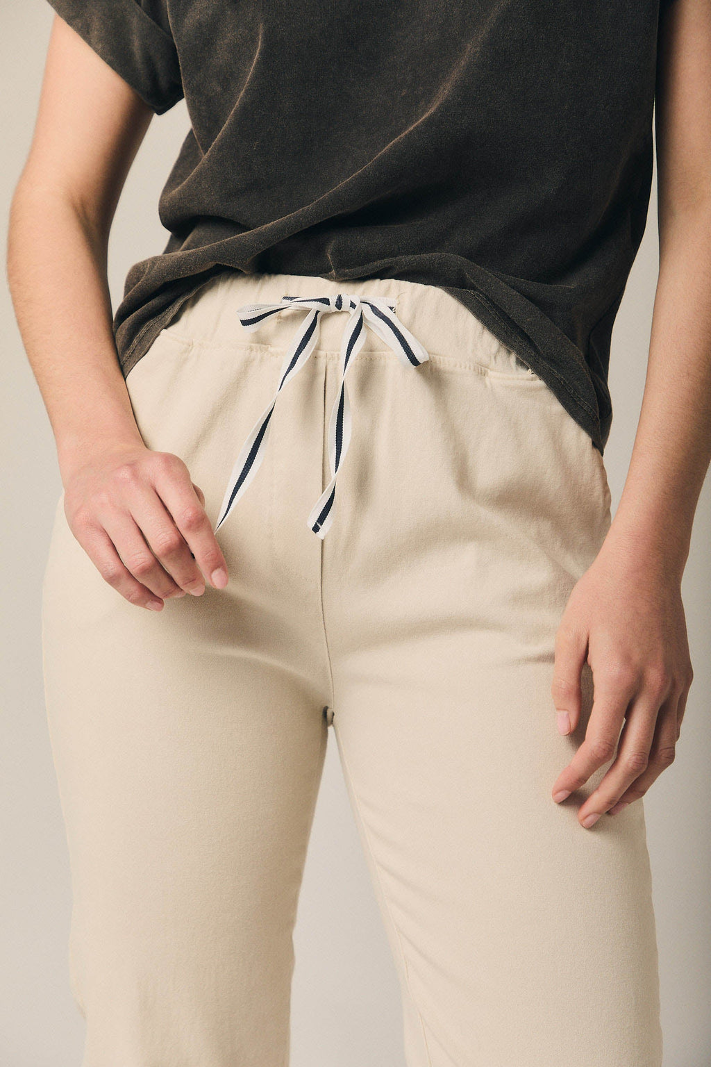 Pantalón algodón con cordón beige