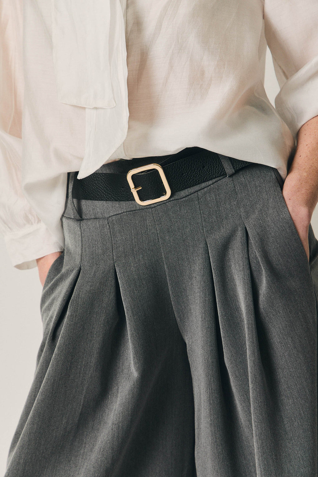 Pantalón ancho con pinzas gris