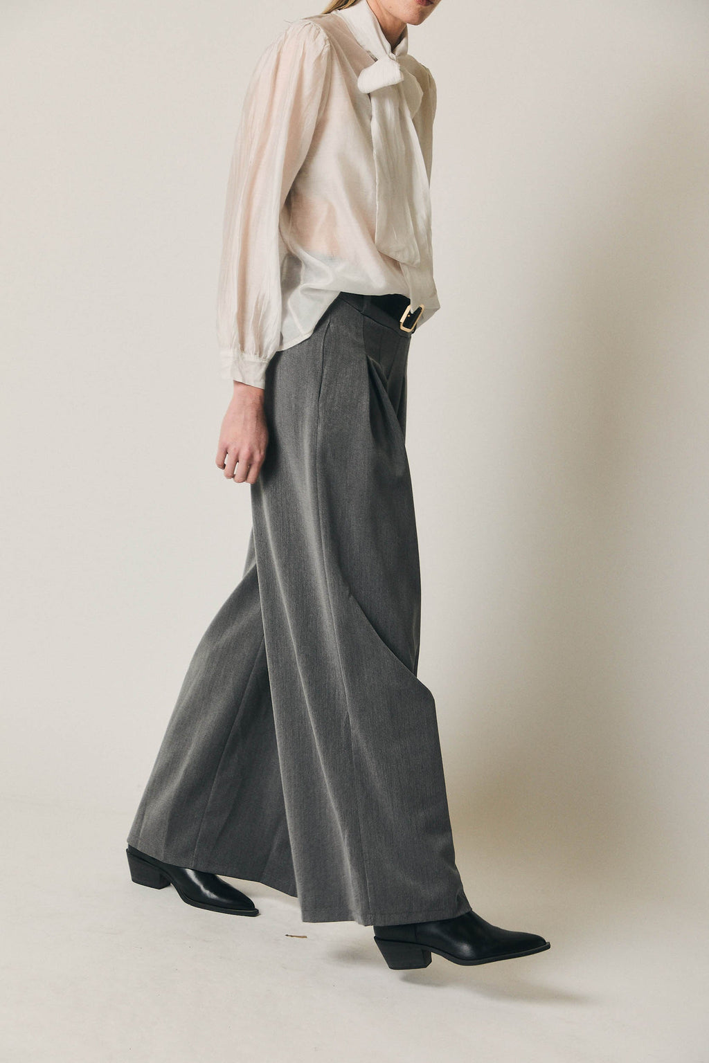 Pantalón ancho con pinzas gris