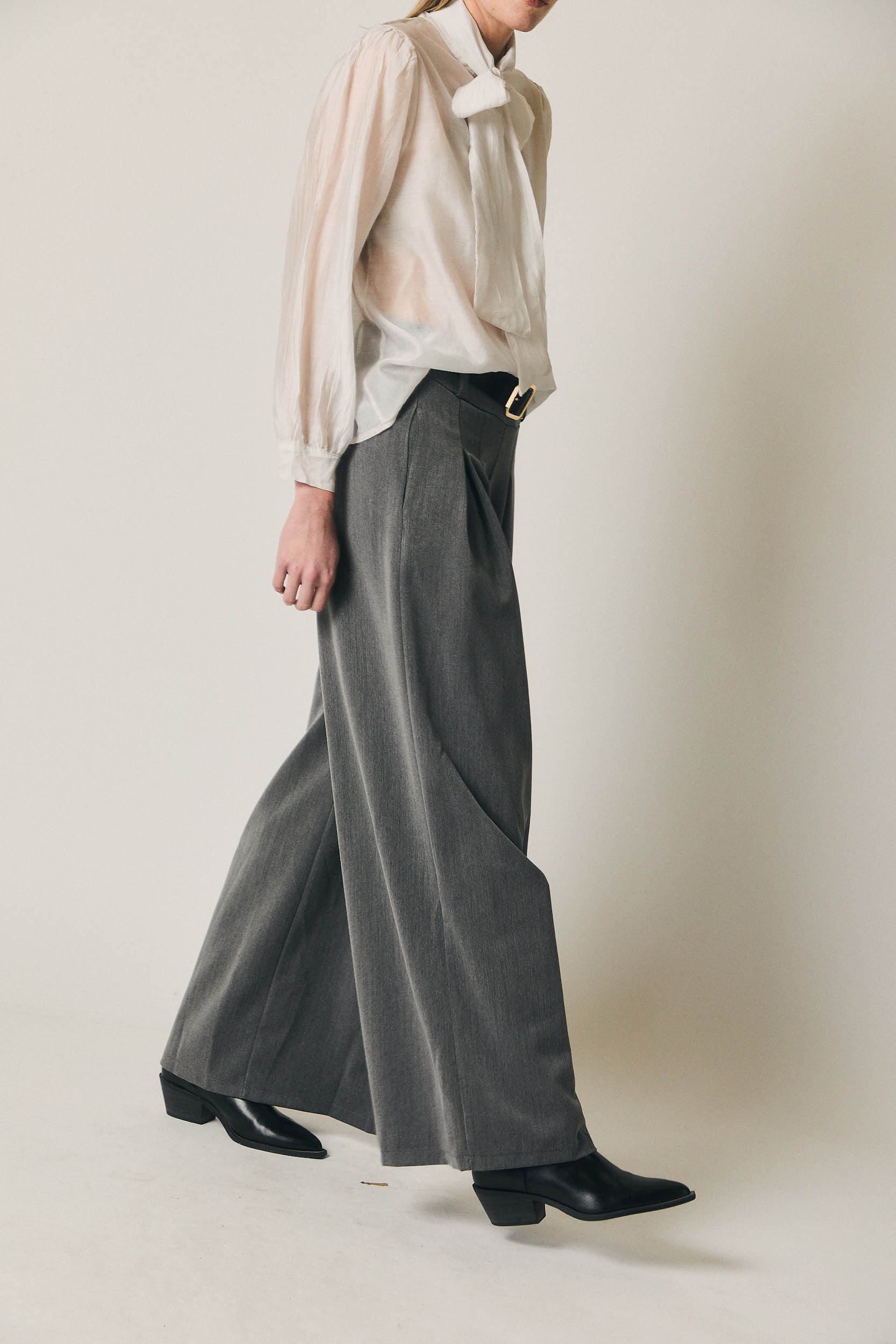 Pantalón ancho con pinzas gris