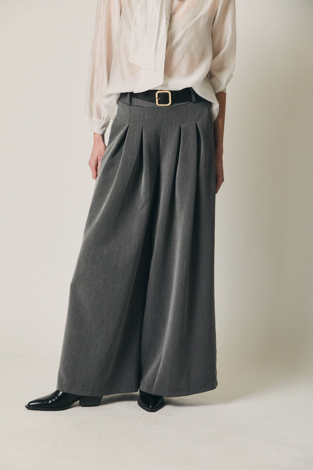 Pantalón ancho con pinzas gris