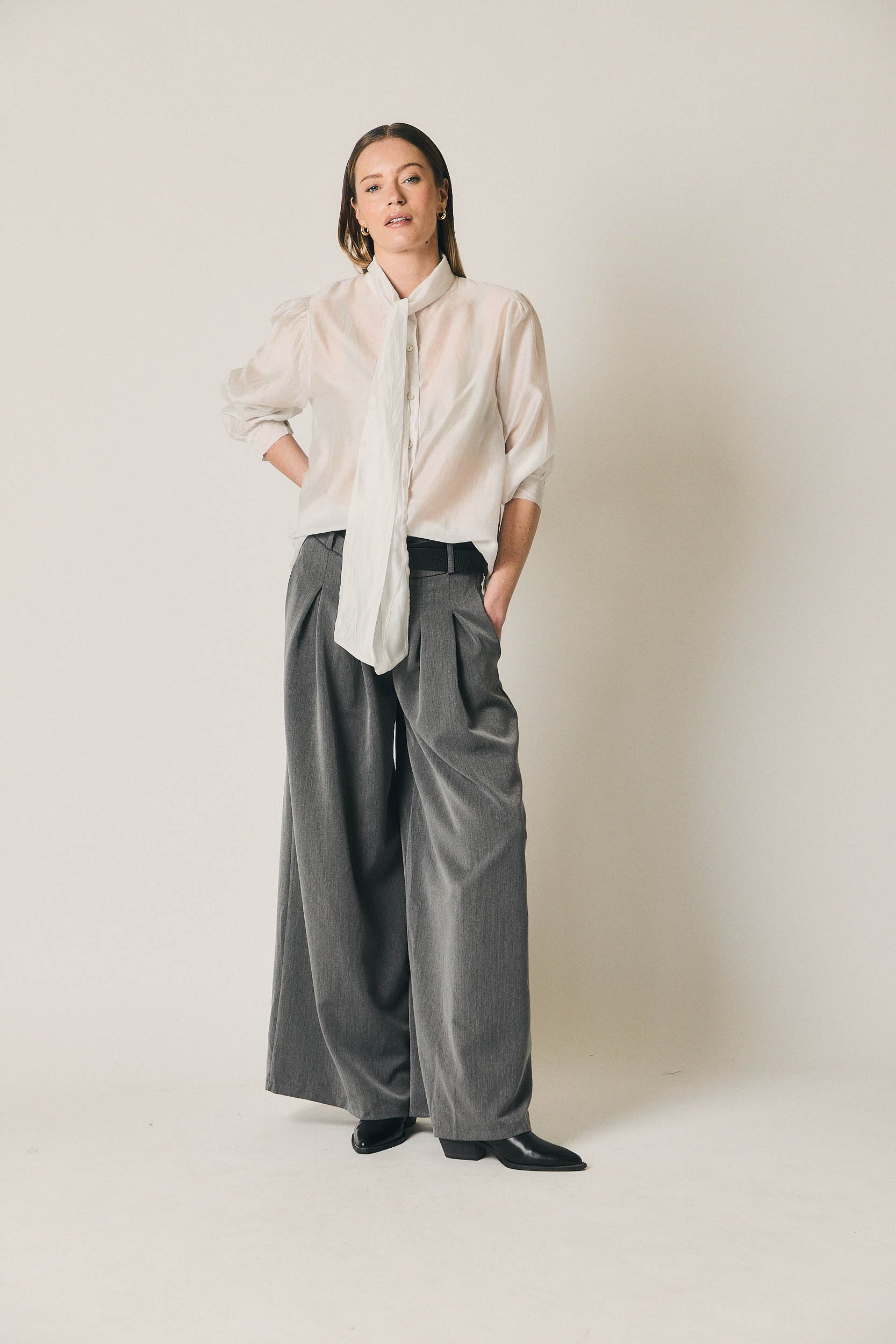 Pantalón ancho con pinzas gris