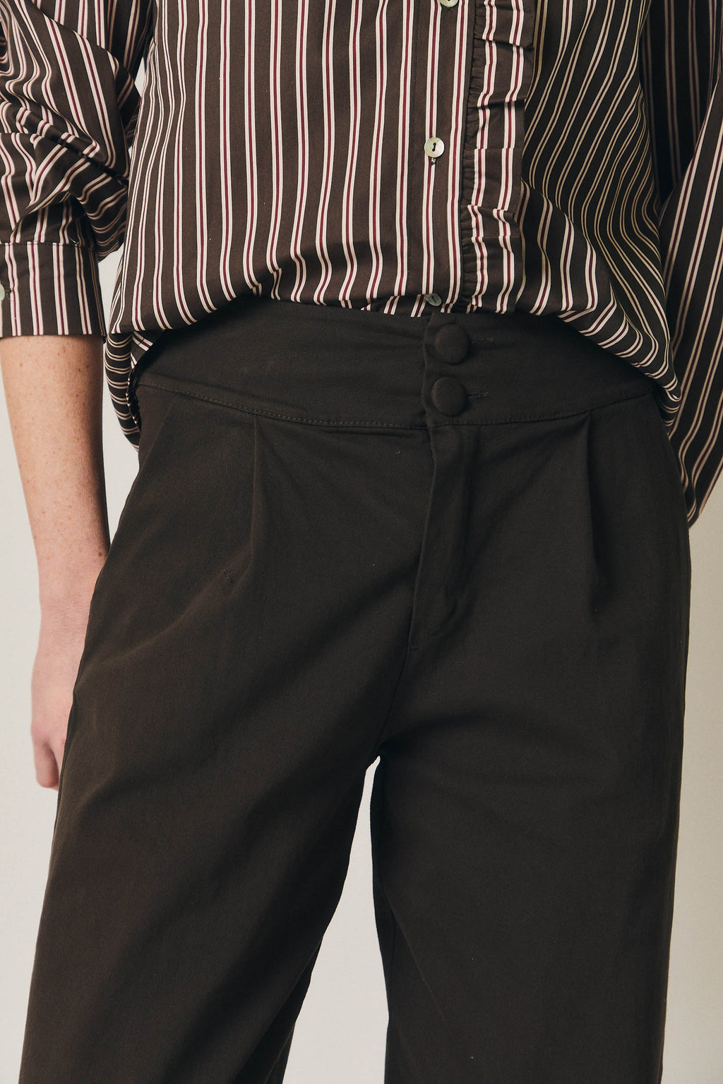 Pantalón bombacho pinzas marrón