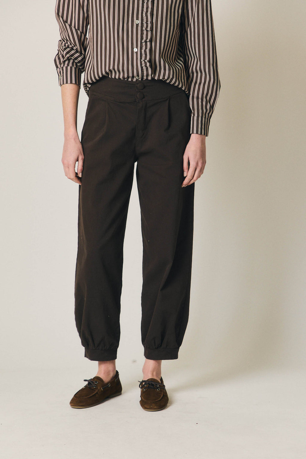 Pantalón bombacho pinzas marrón