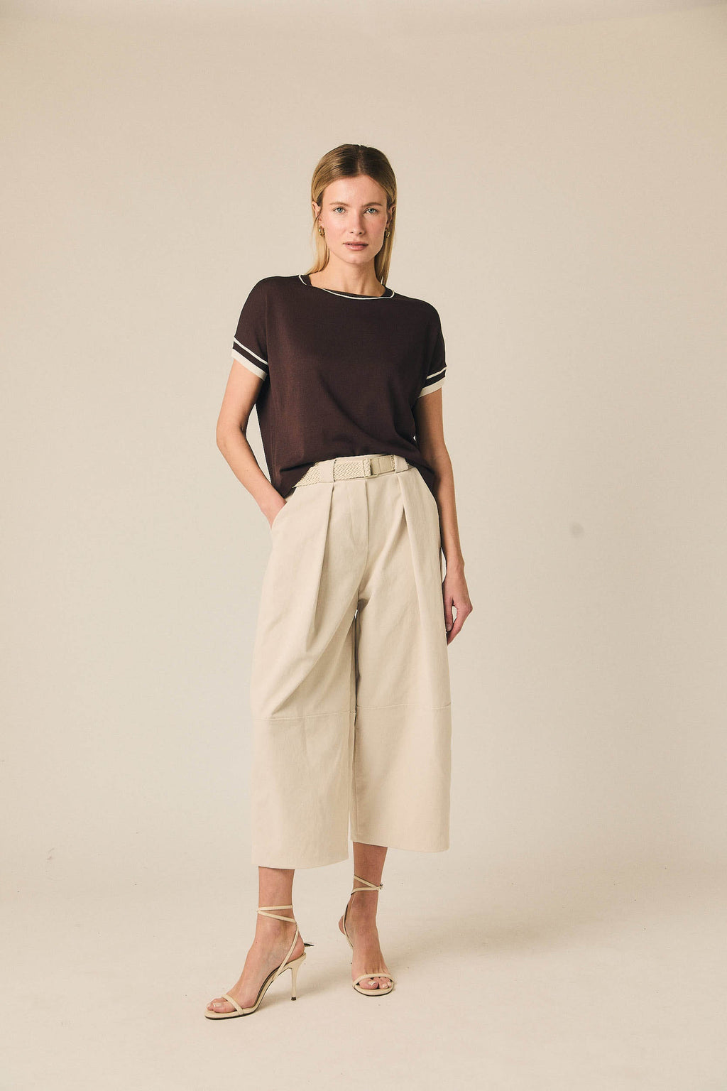 Pantalón cropped con cinturón beige