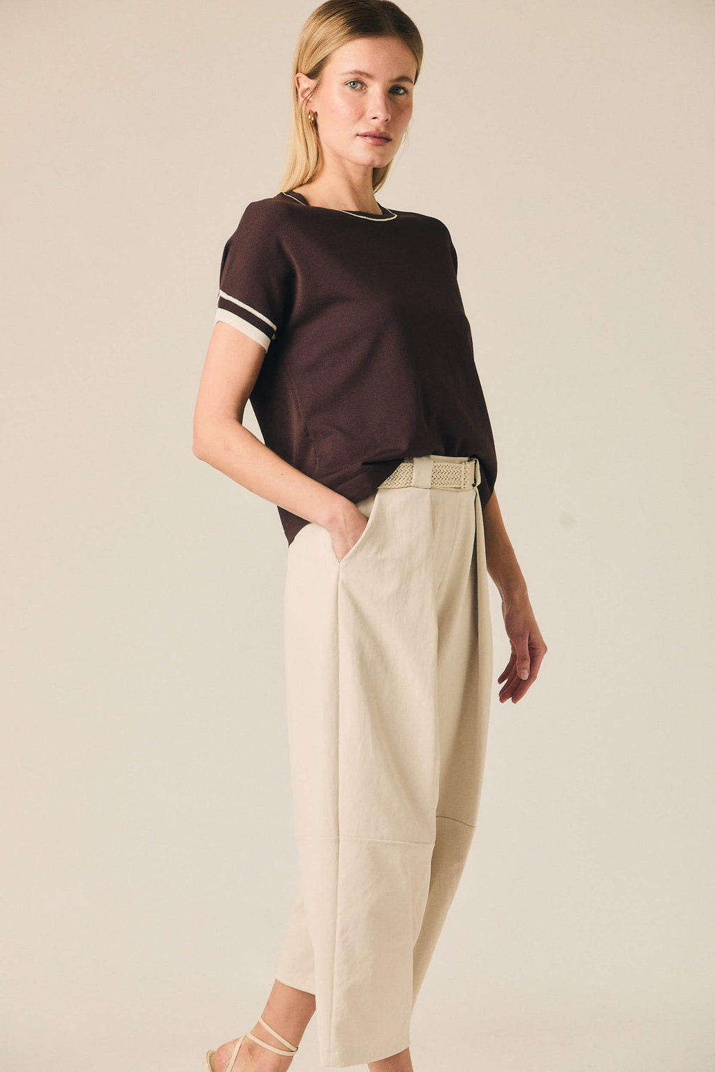 Pantalón cropped con cinturón beige
