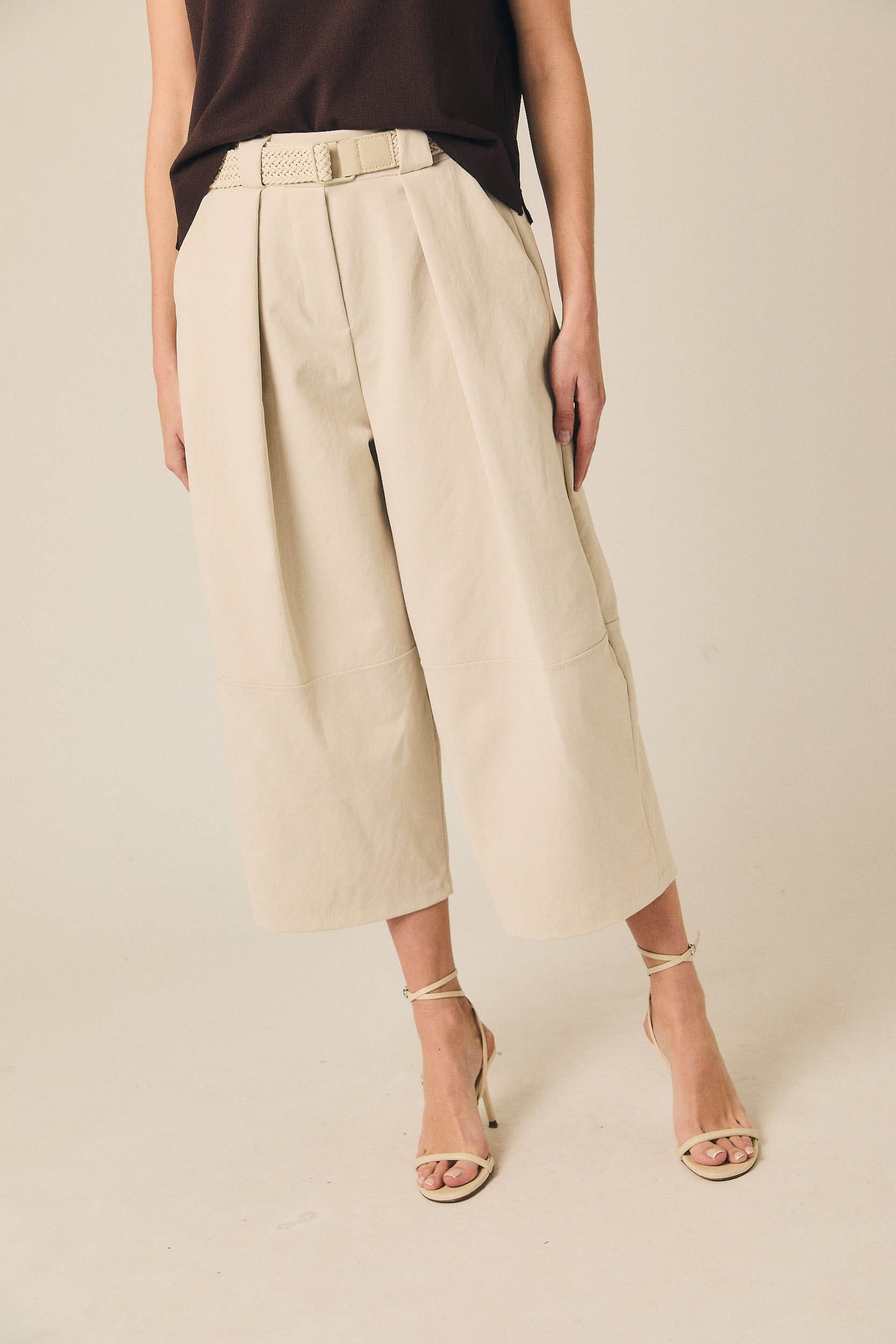 Pantalón cropped con cinturón beige