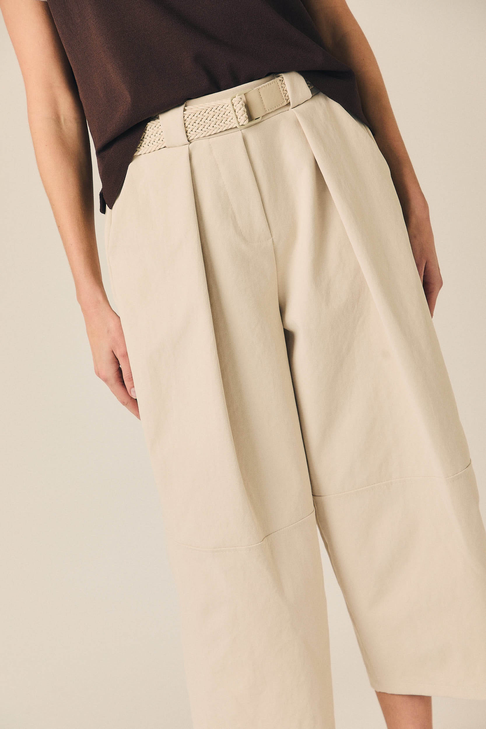 Pantalón cropped con cinturón beige
