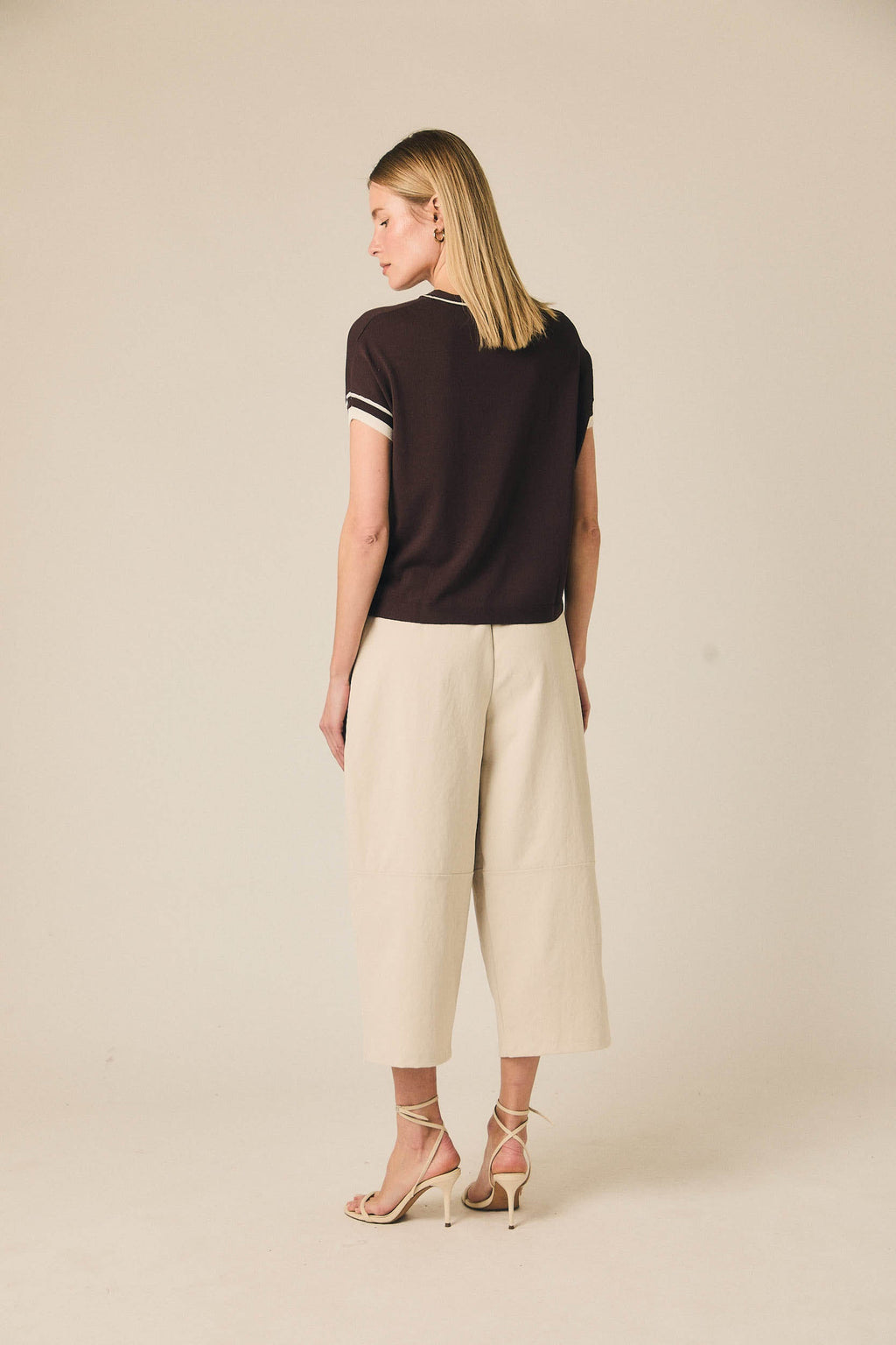 Pantalón cropped con cinturón beige