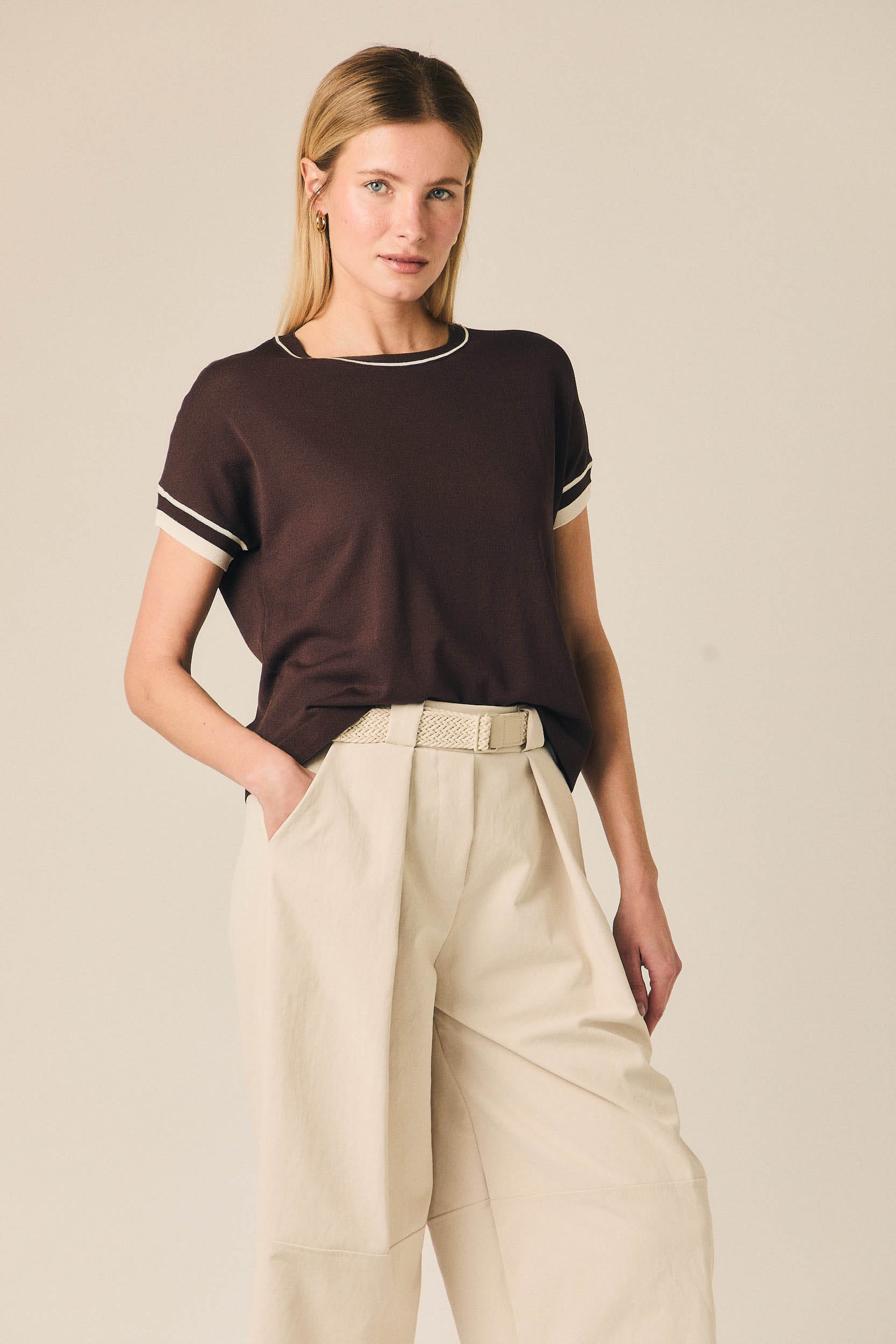 Pantalón cropped con cinturón beige