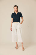 Pantalón cropped con cinturón blanco