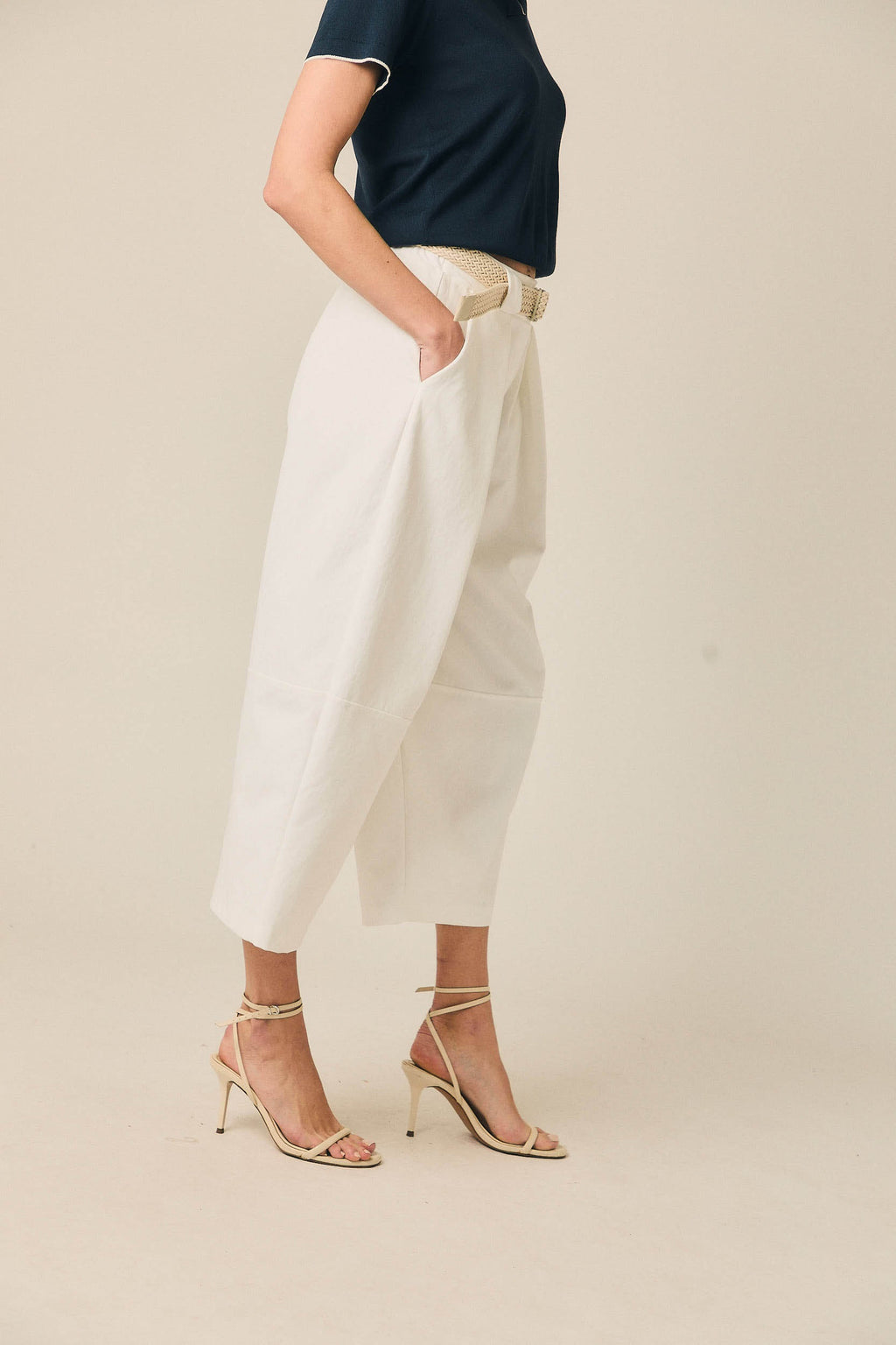 Pantalón cropped con cinturón blanco