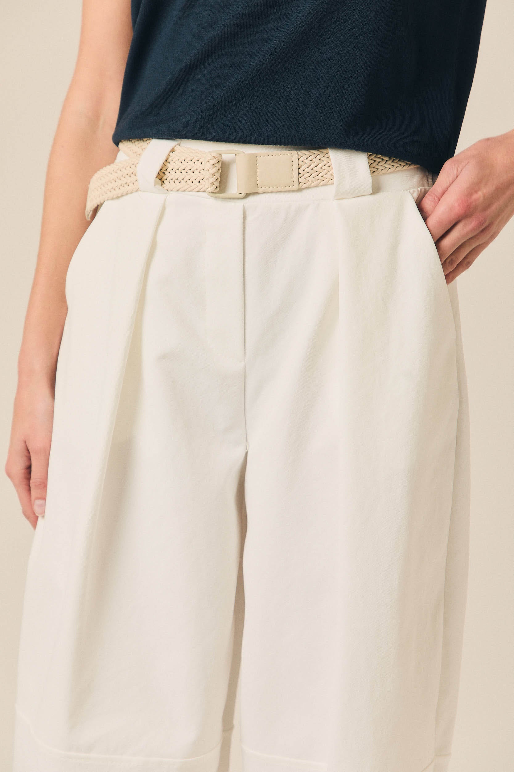 Pantalón cropped con cinturón blanco