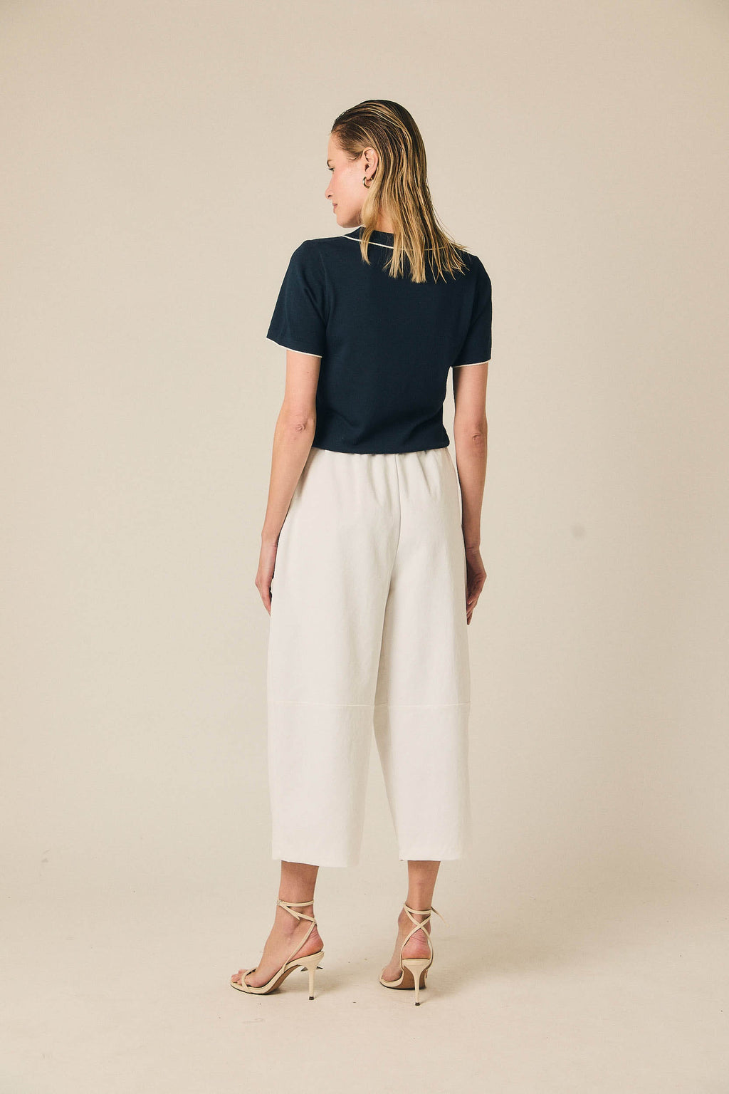 Pantalón cropped con cinturón blanco