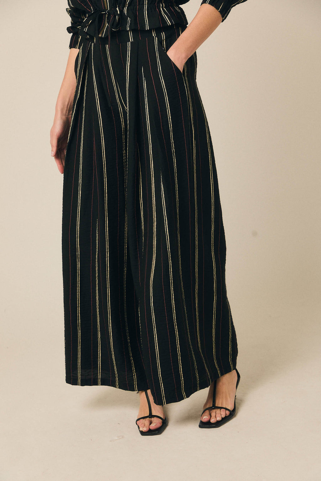 Pantalón ancho de rayas negro
