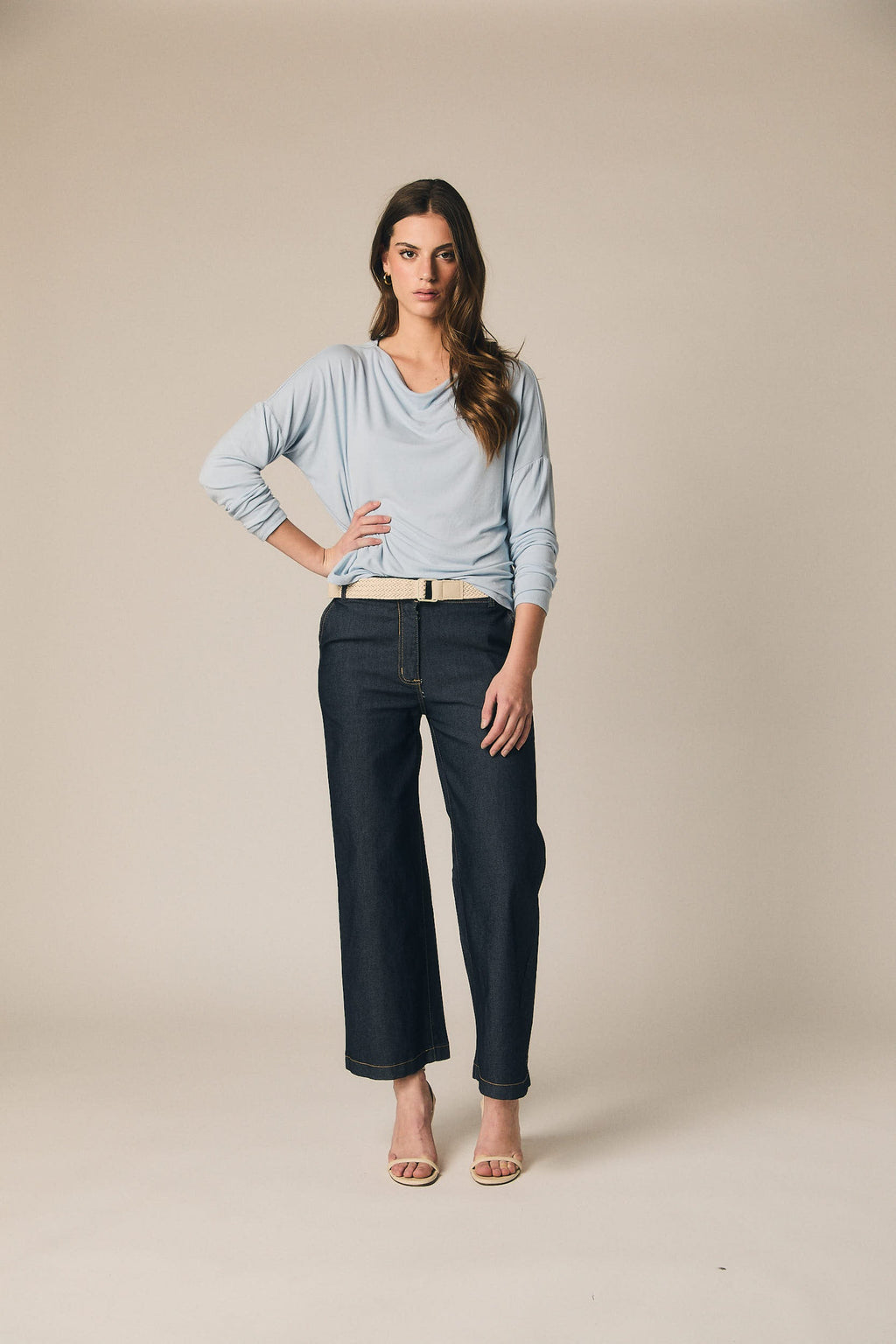Pantalón denim con cinturón azul