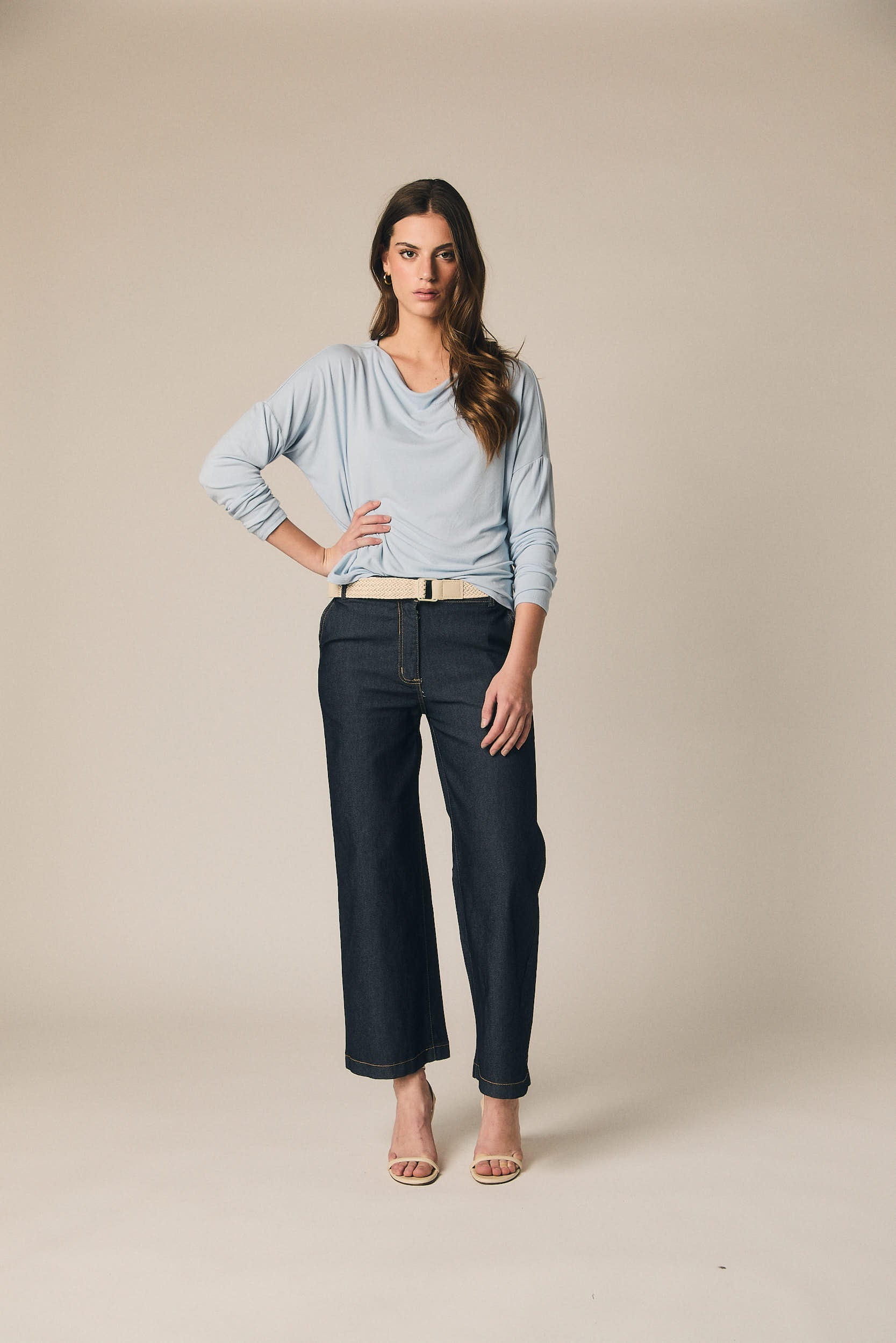 Pantalón denim con cinturón azul