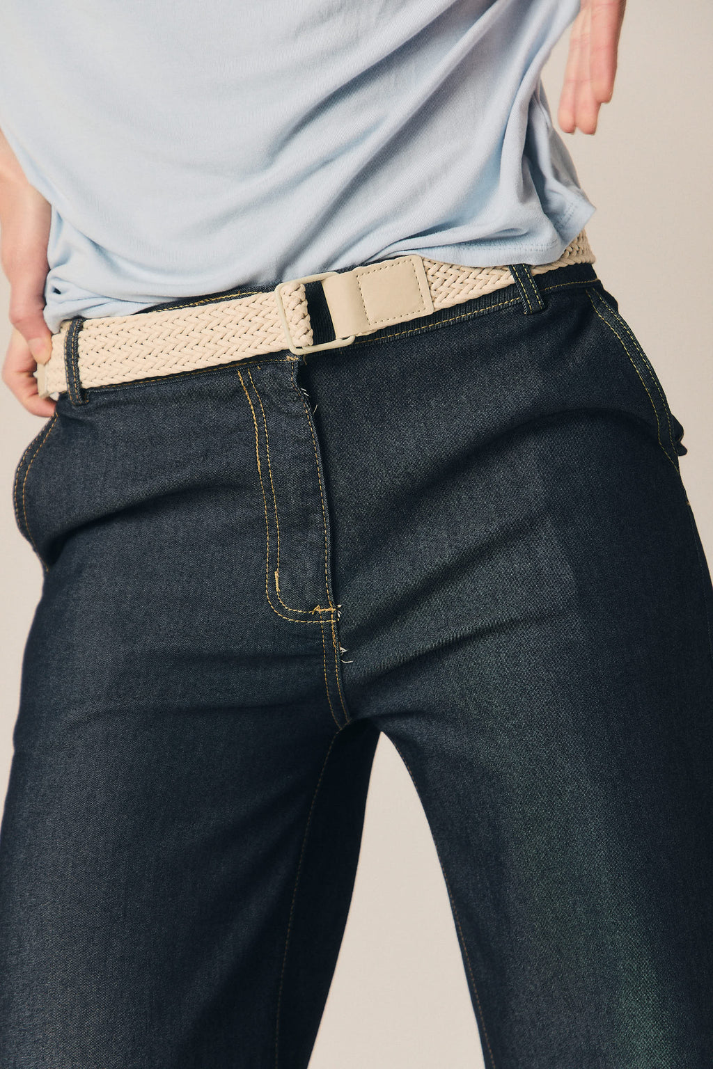 Pantalón denim con cinturón azul