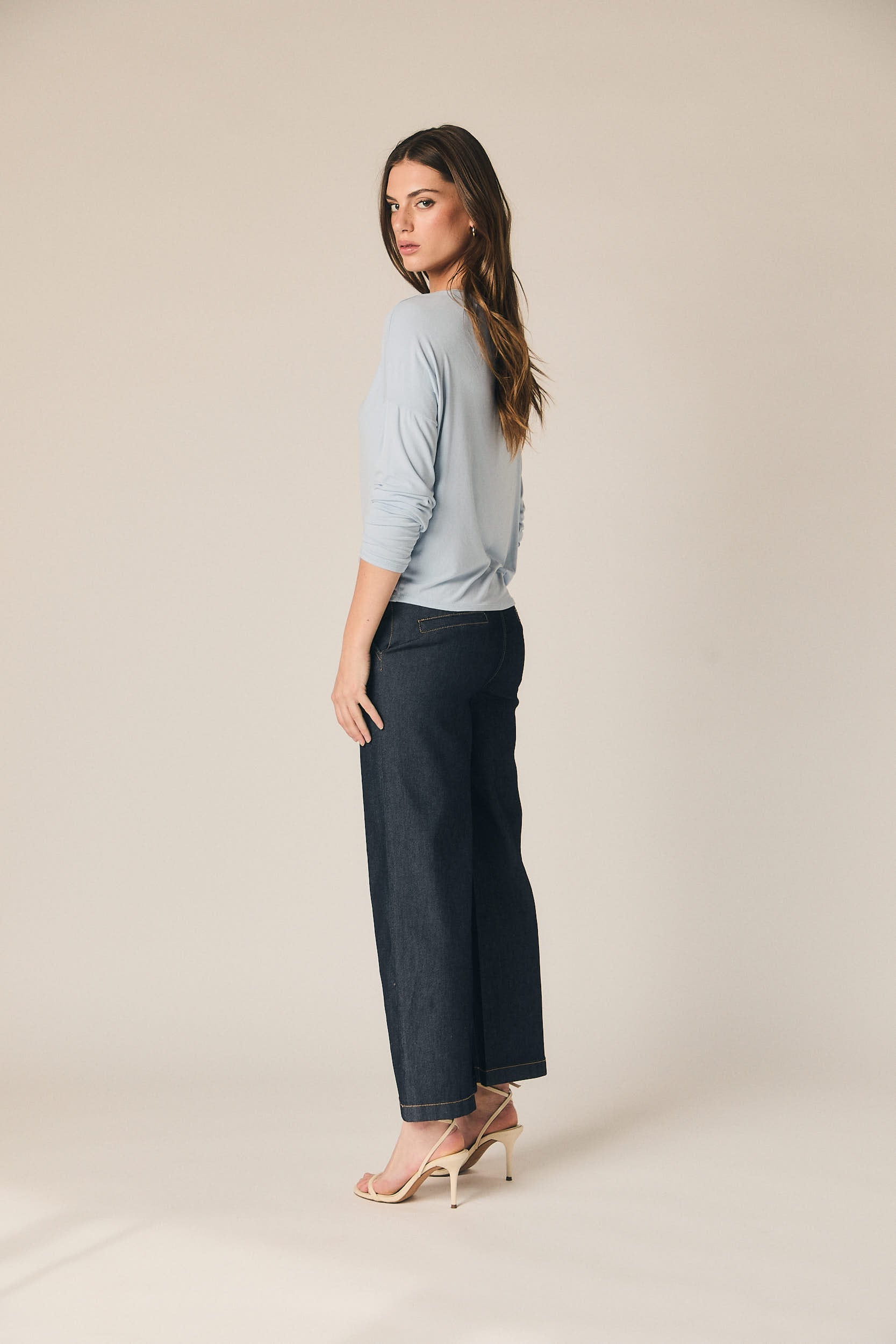 Pantalón denim con cinturón azul