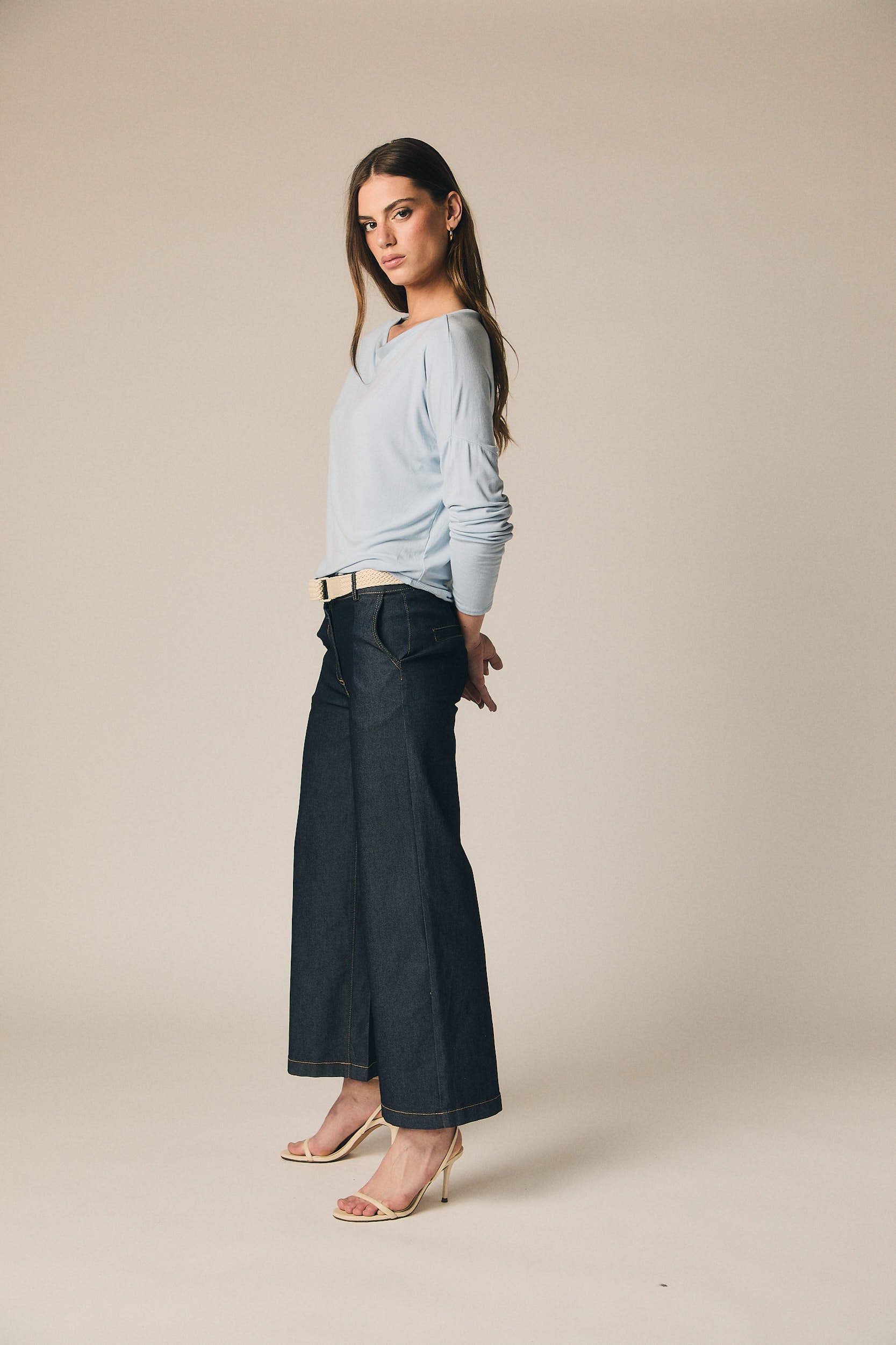 Pantalón denim con cinturón azul