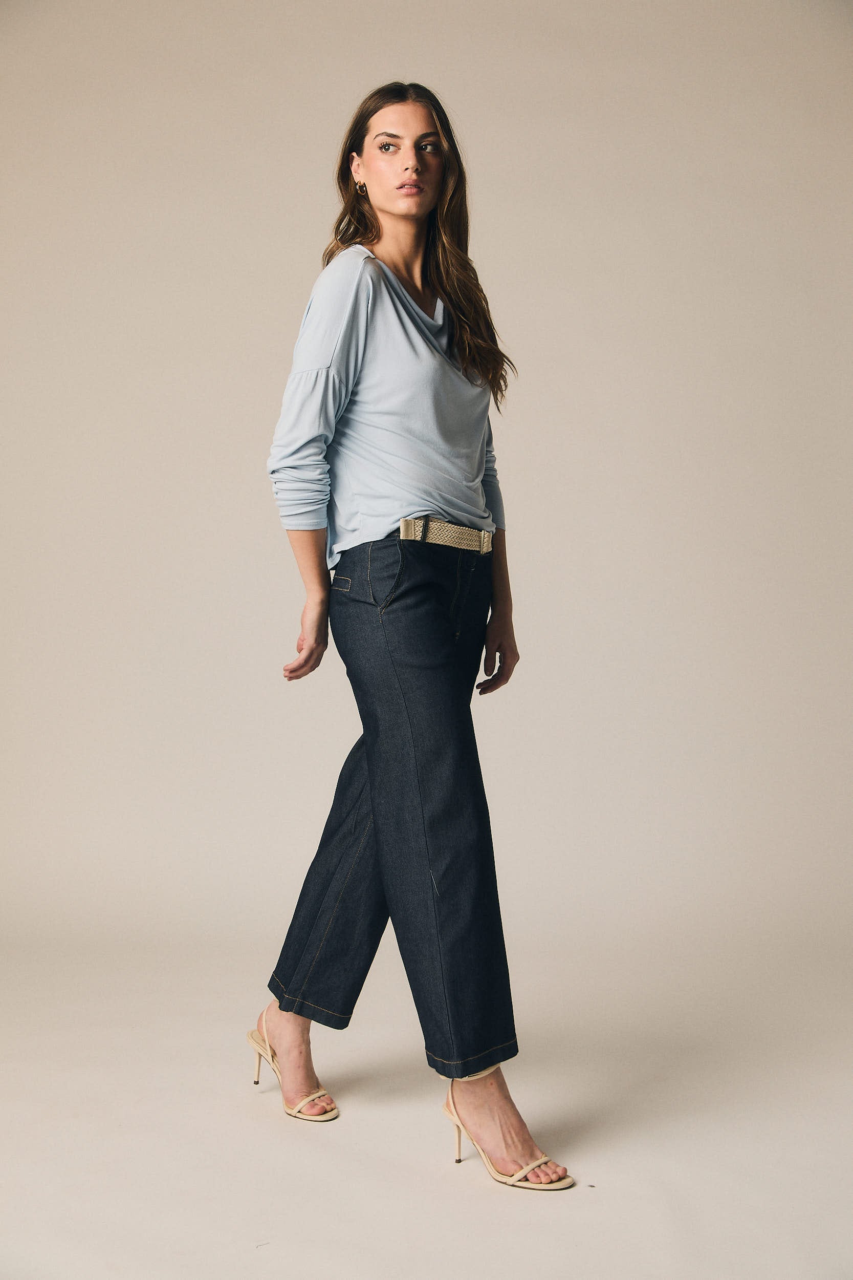 Pantalón denim con cinturón azul