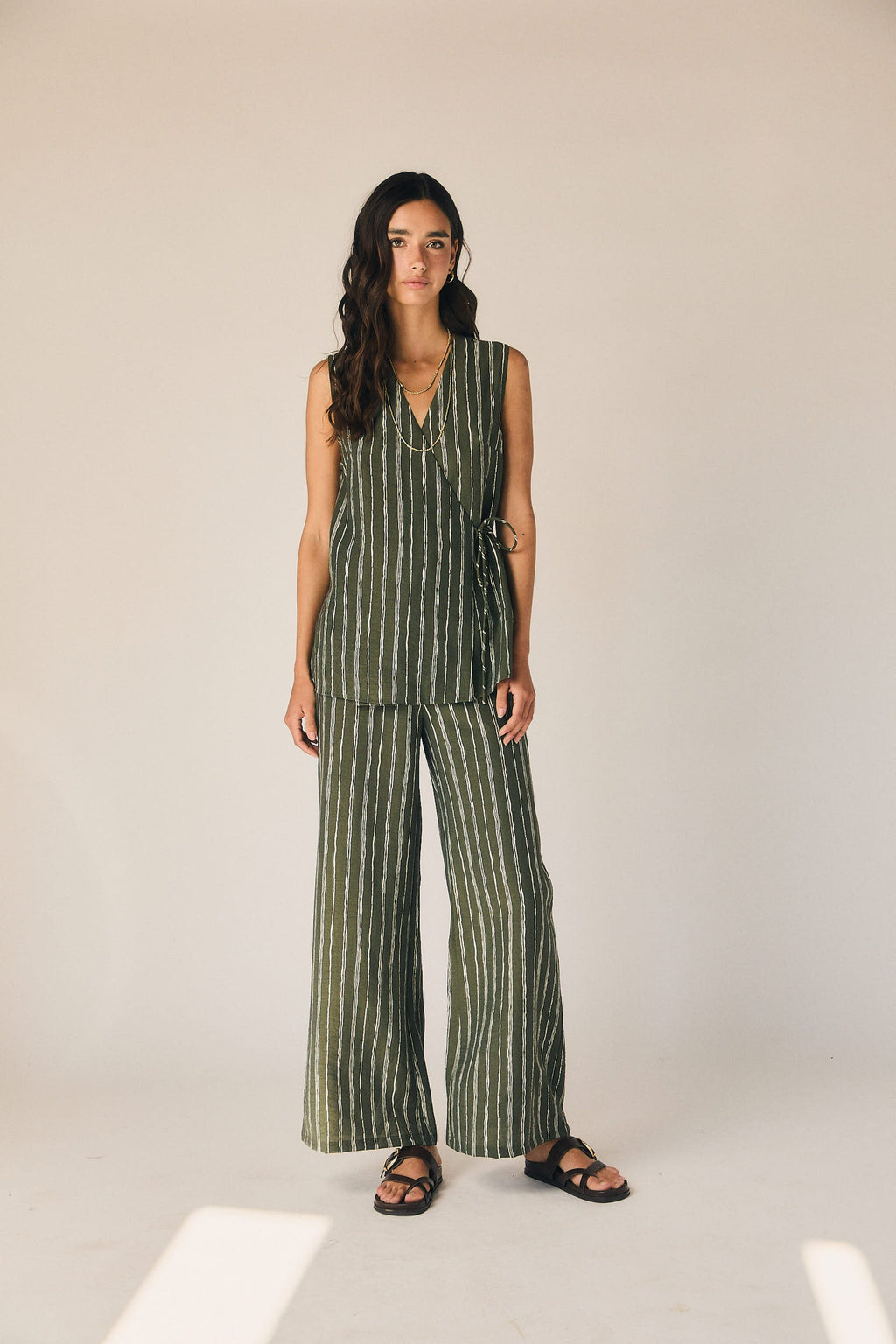 Pantalón fluido rayas verticales kaki