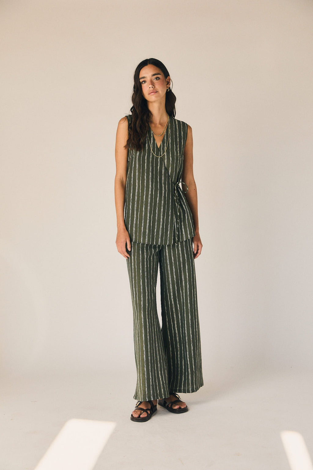 Pantalón fluido rayas verticales kaki