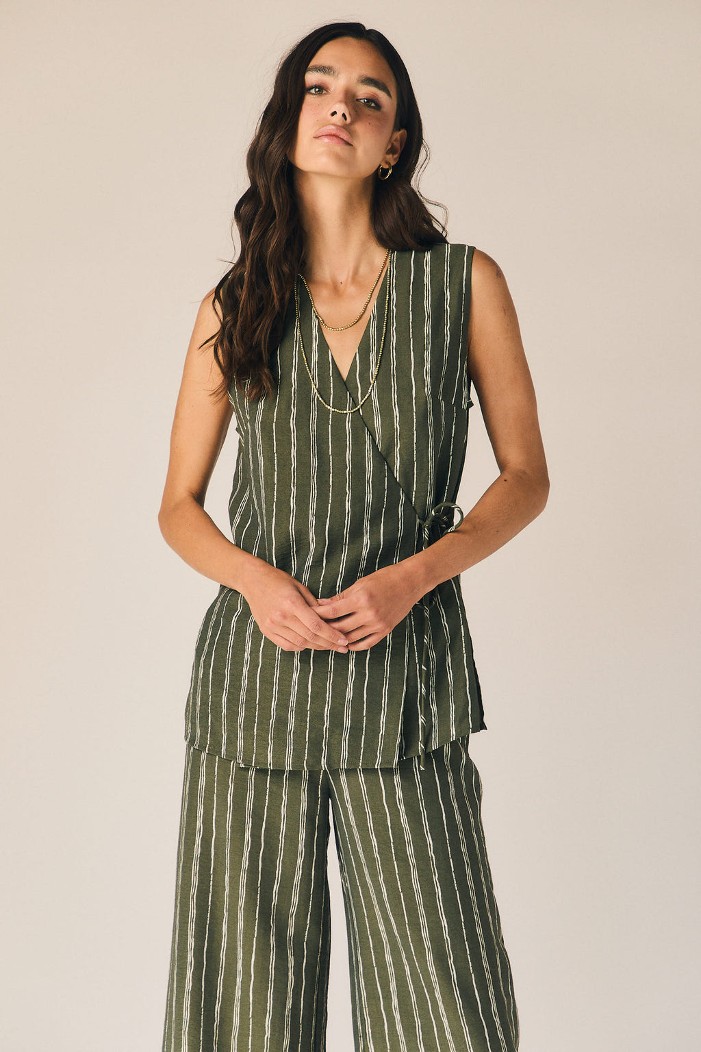 Pantalón fluido rayas verticales kaki