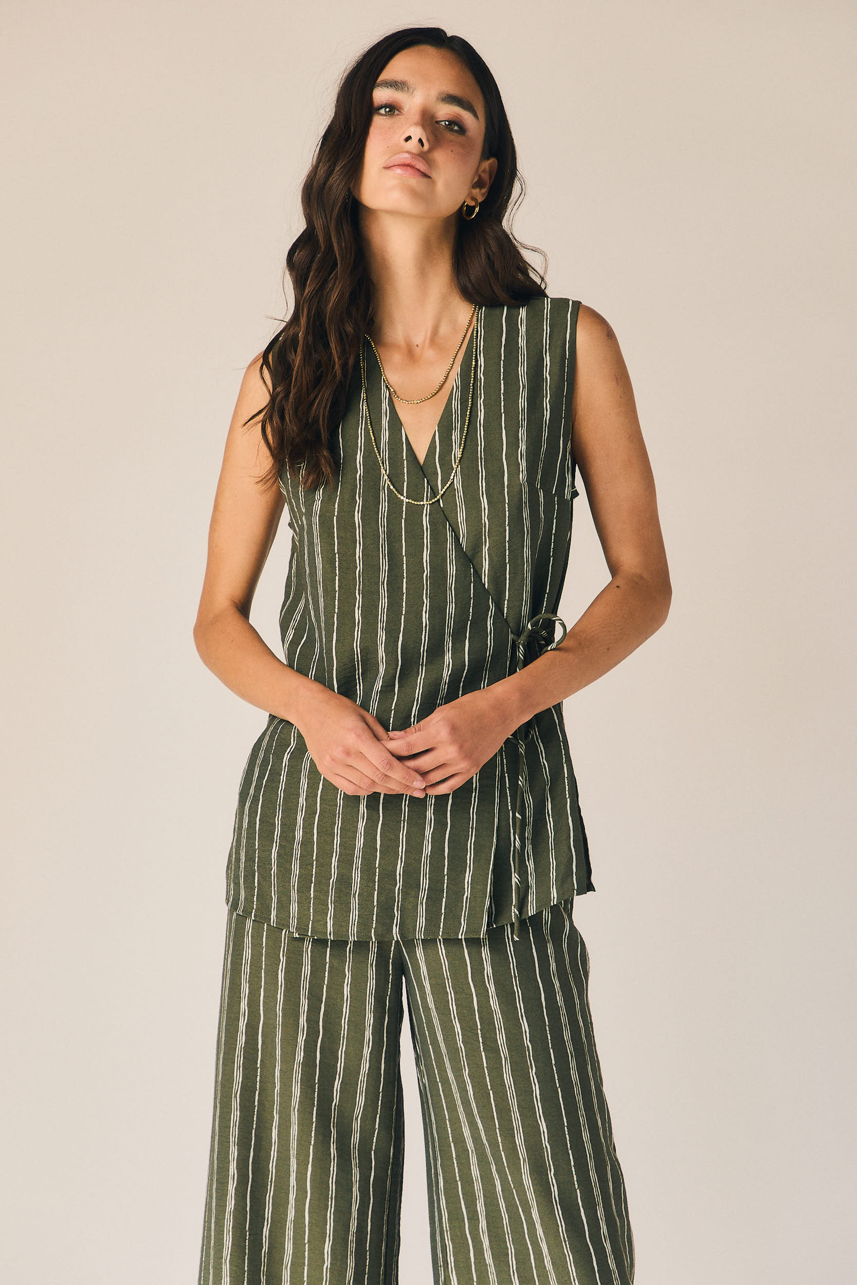 Pantalón fluido rayas verticales kaki