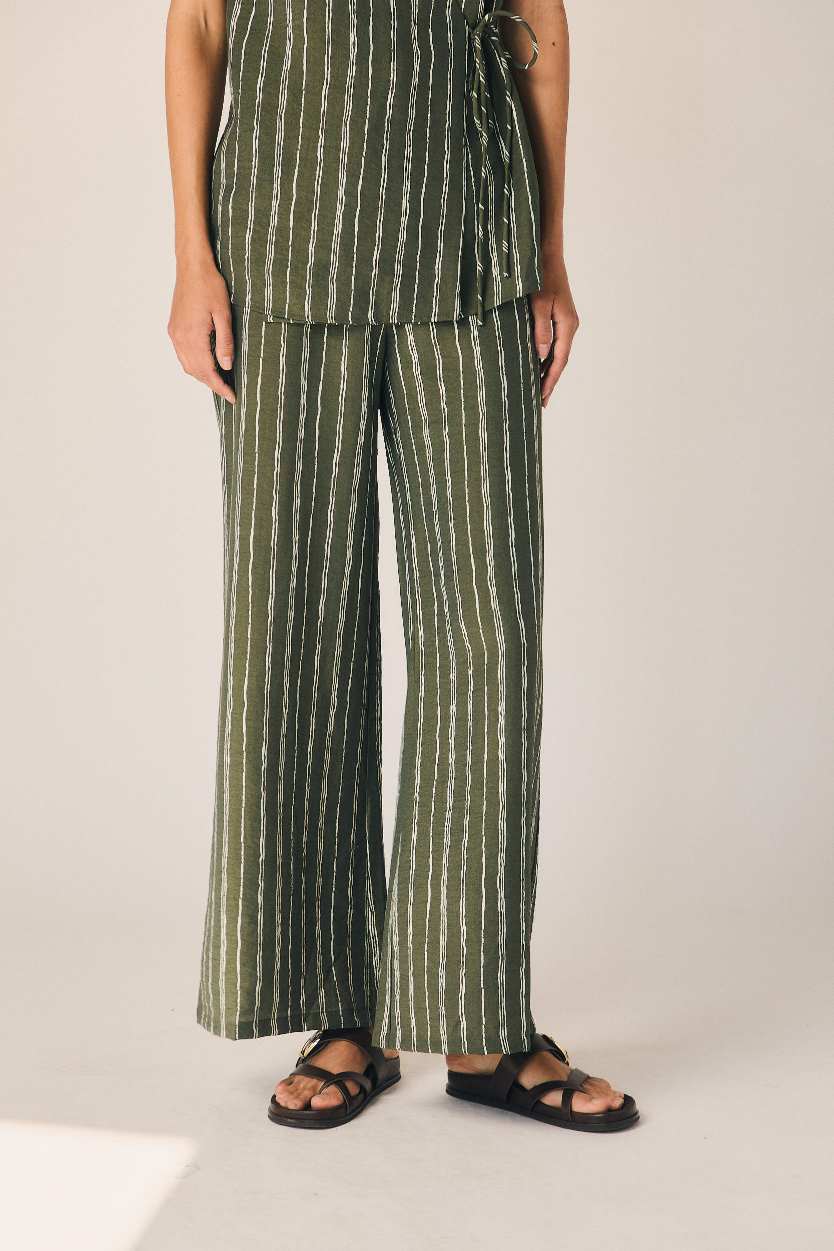 Pantalón fluido rayas verticales kaki
