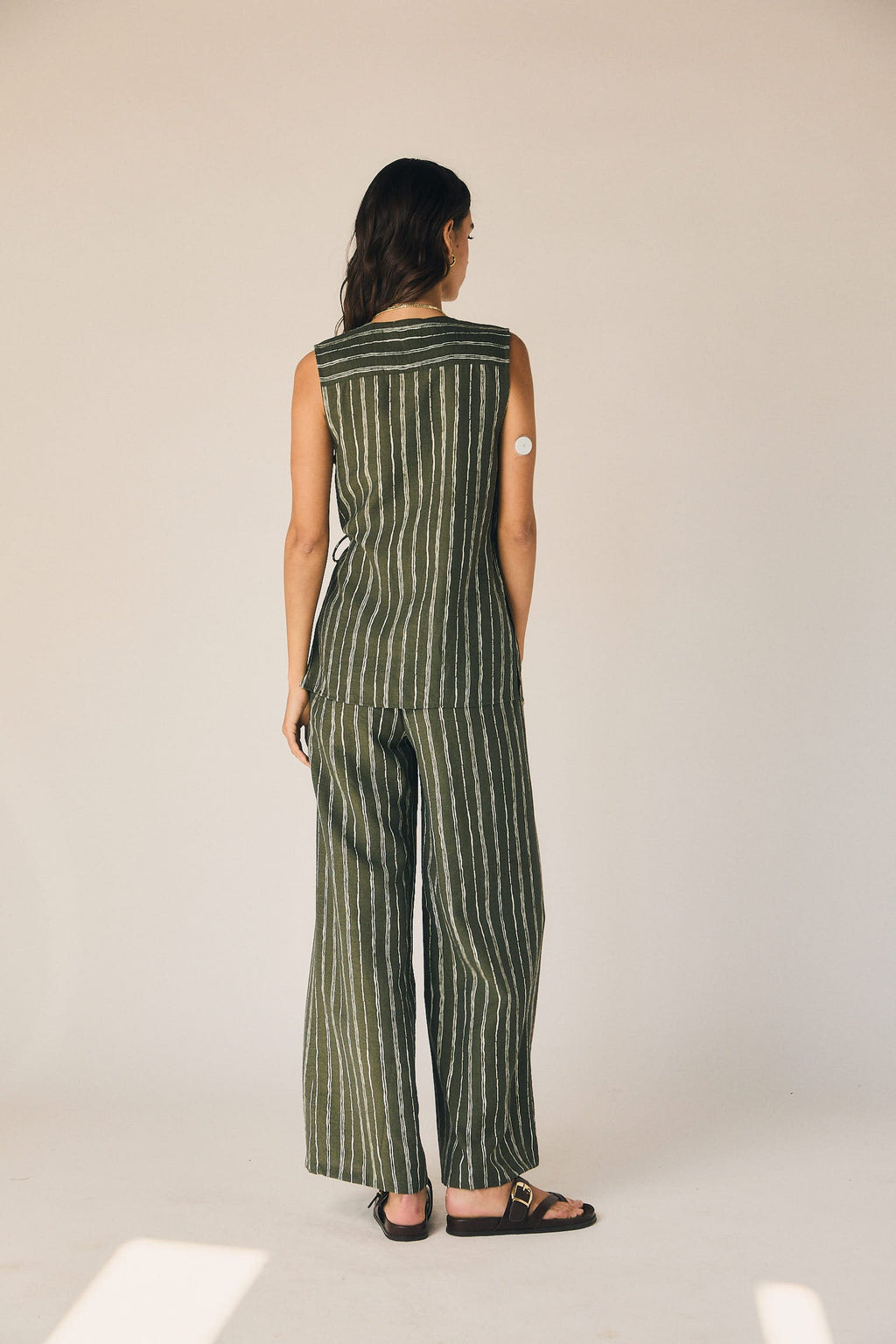 Pantalón fluido rayas verticales kaki