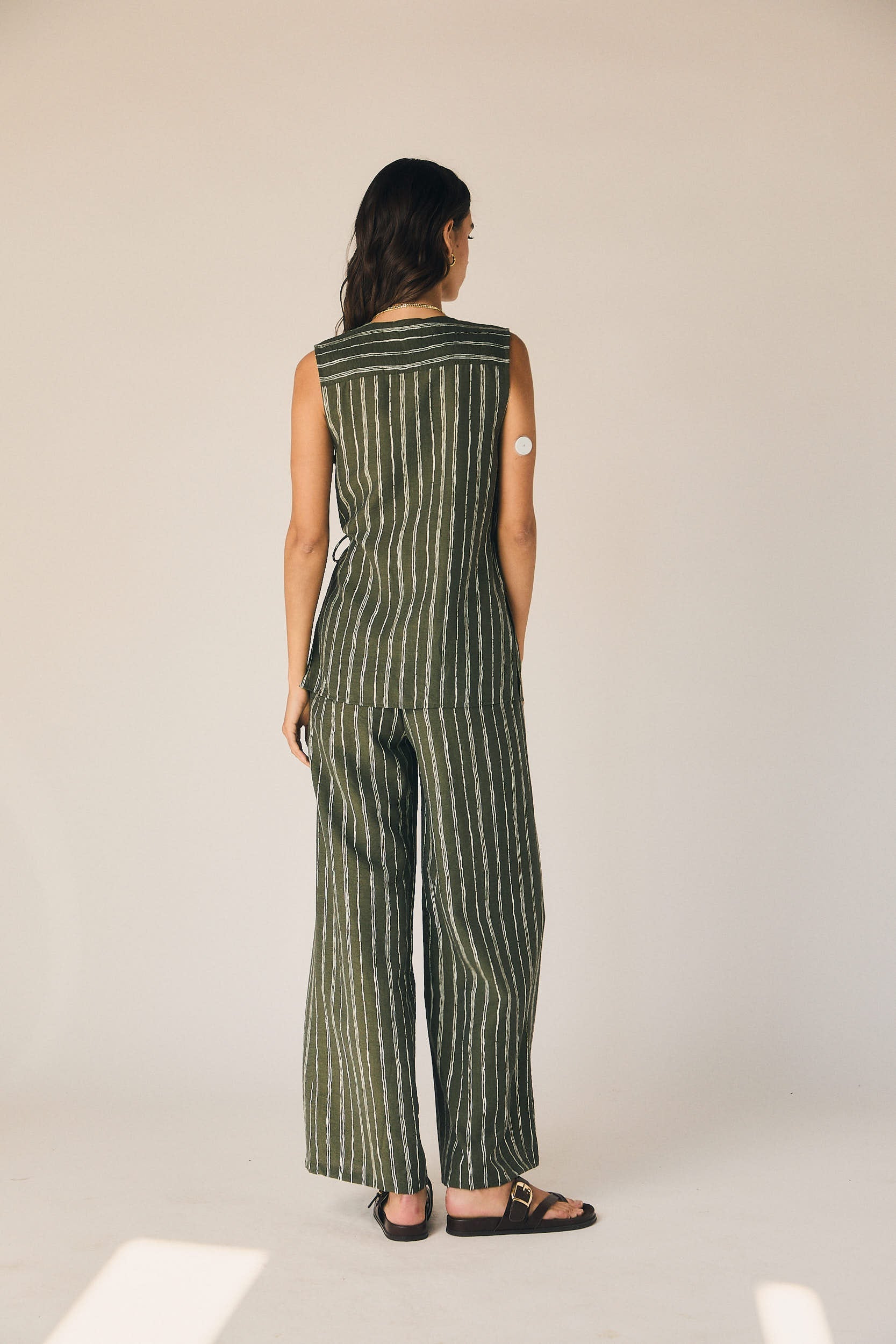 Pantalón fluido rayas verticales kaki