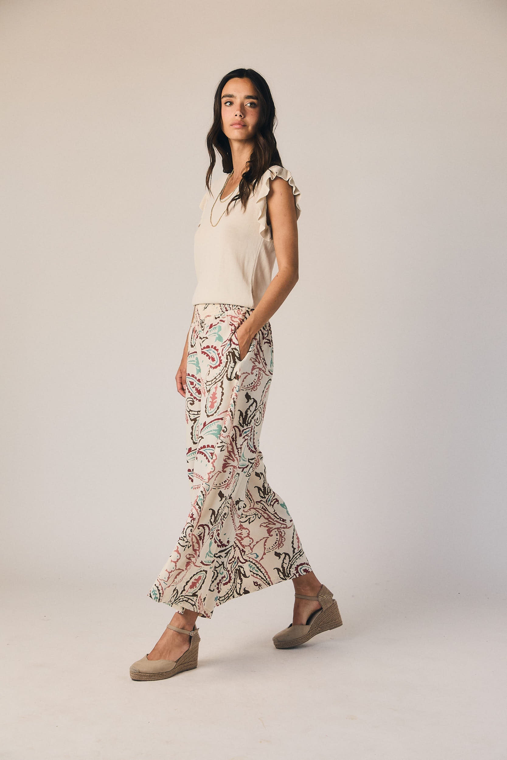 Pantalón gomas estampado paisley natural