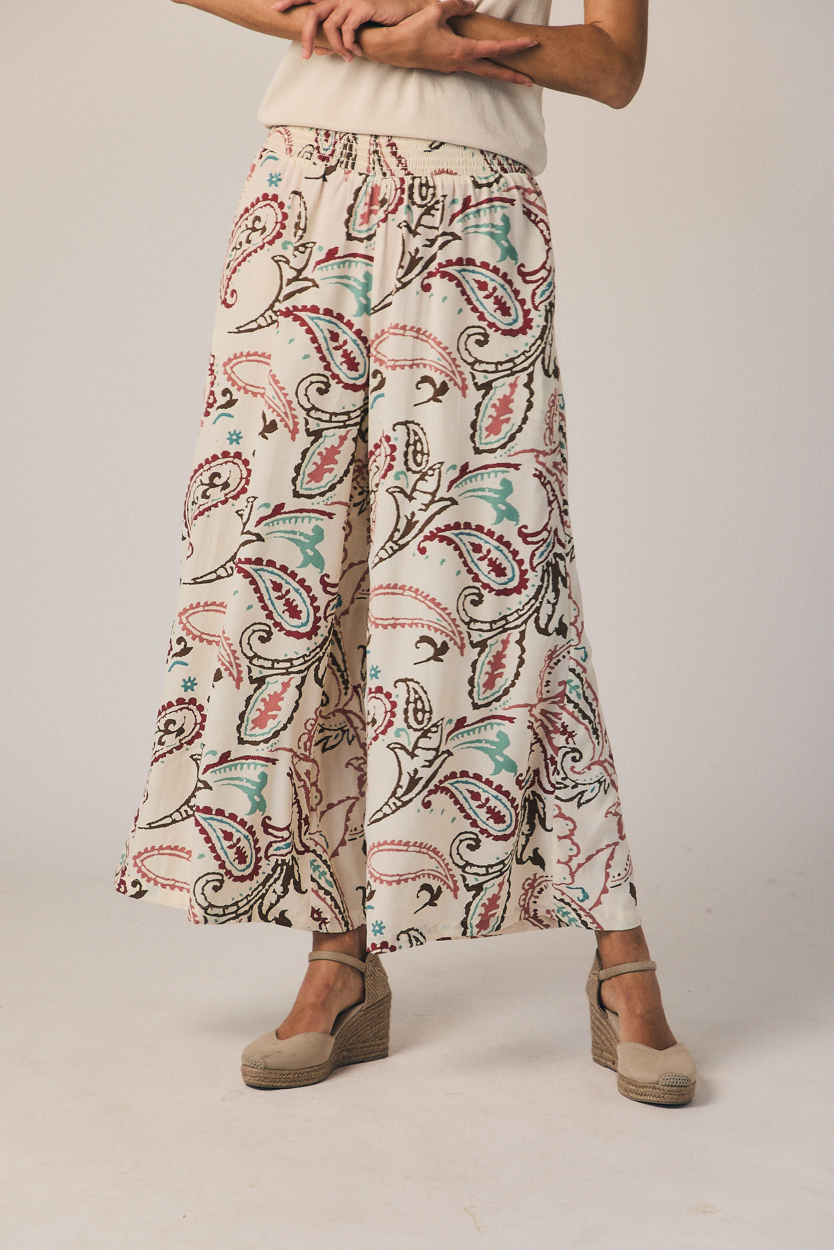 Pantalón gomas estampado paisley natural