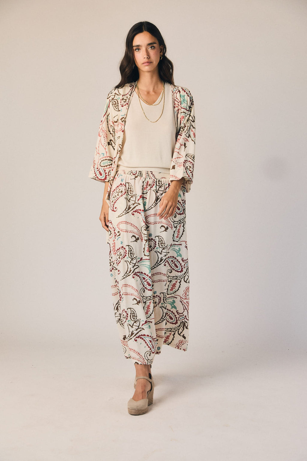 Pantalón gomas estampado paisley natural