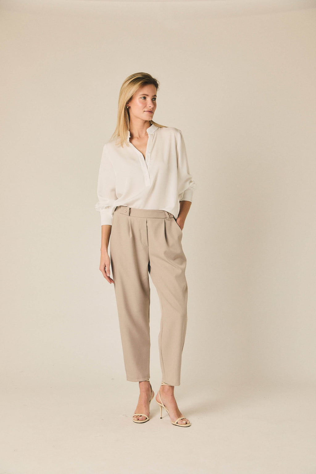 Pantalón tobillero fluido beige