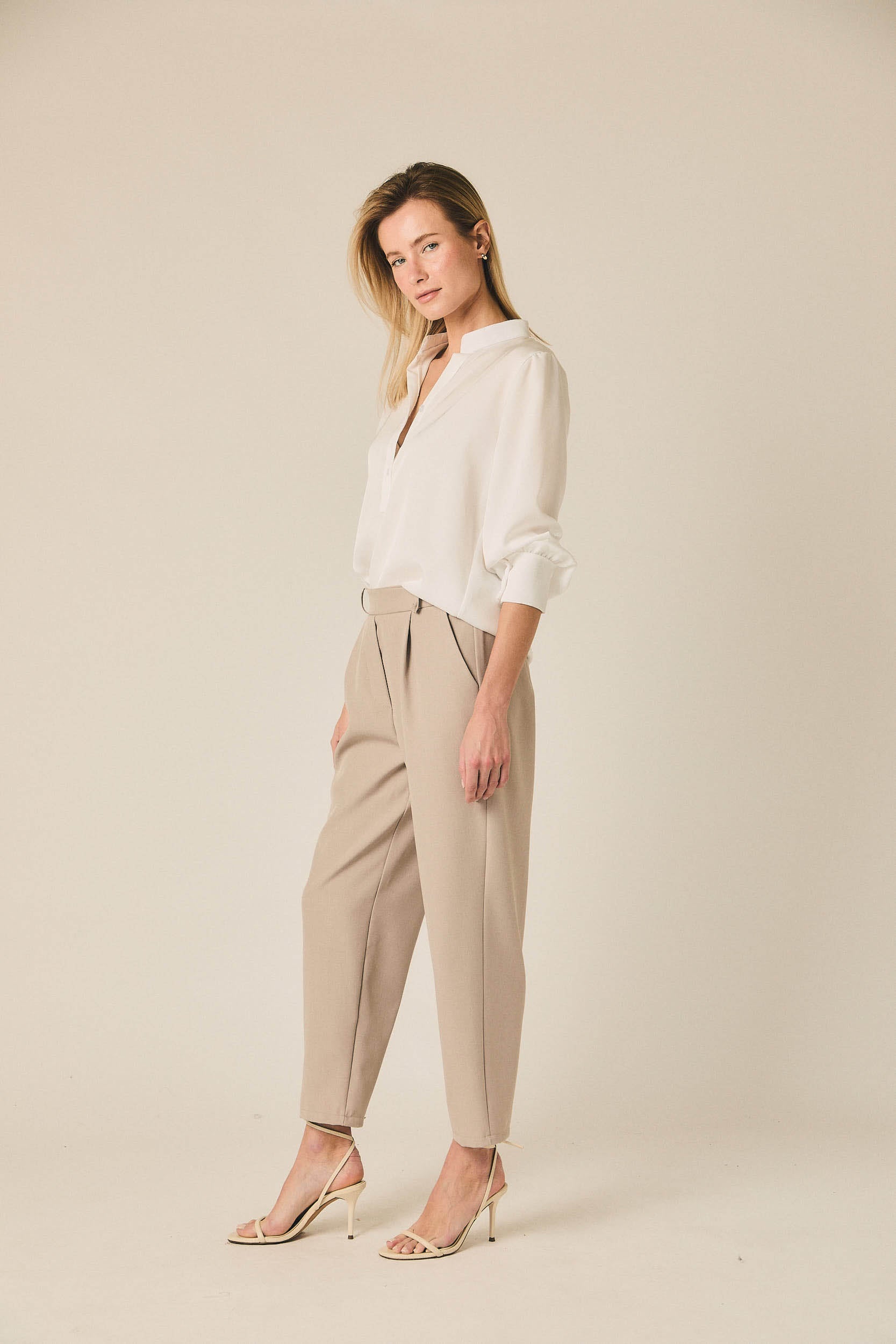Pantalón tobillero fluido beige