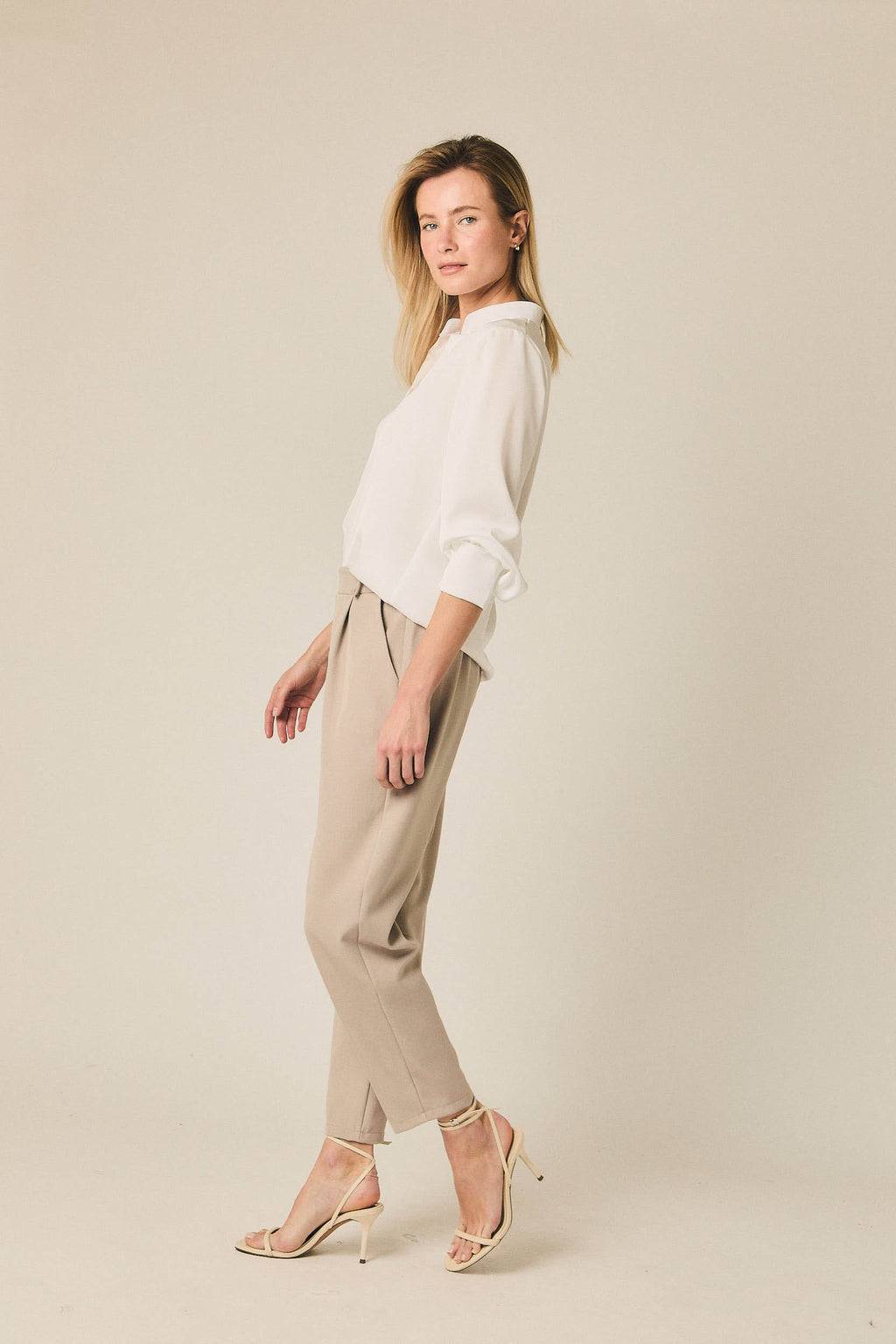 Pantalón tobillero fluido beige