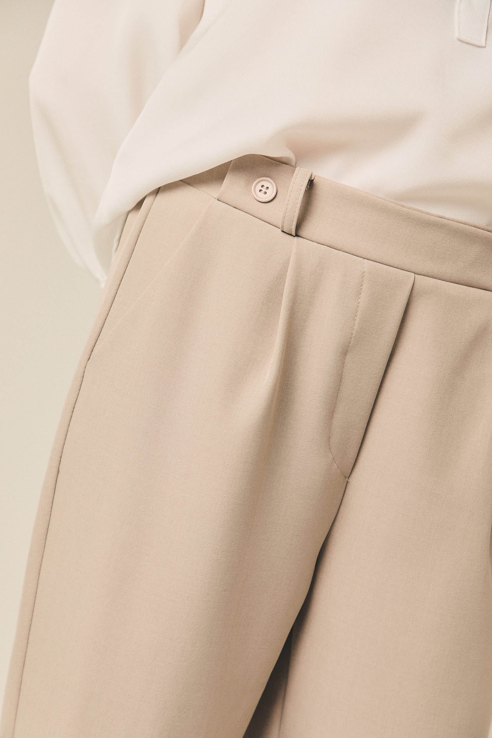 Pantalón tobillero fluido beige