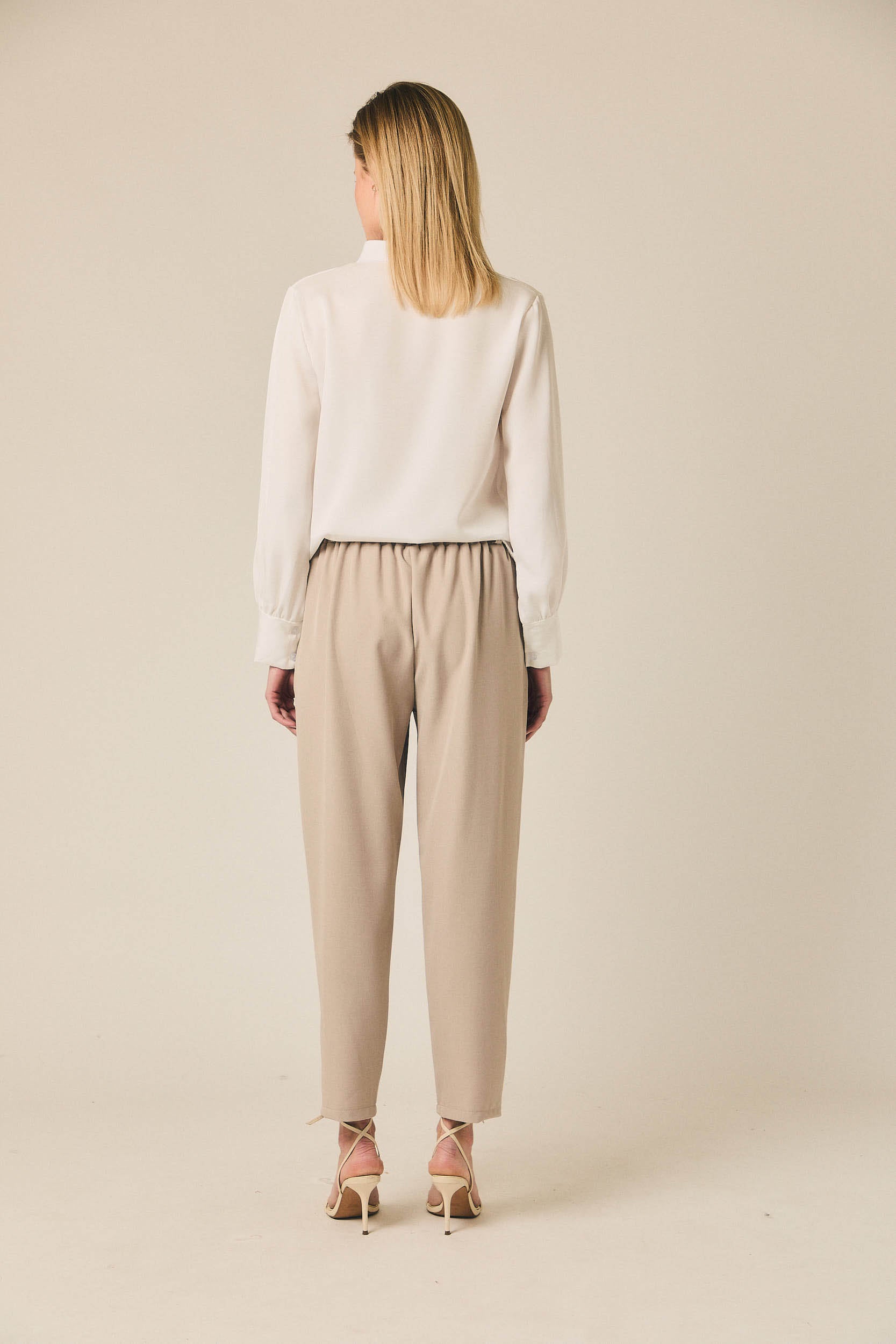 Pantalón tobillero fluido beige