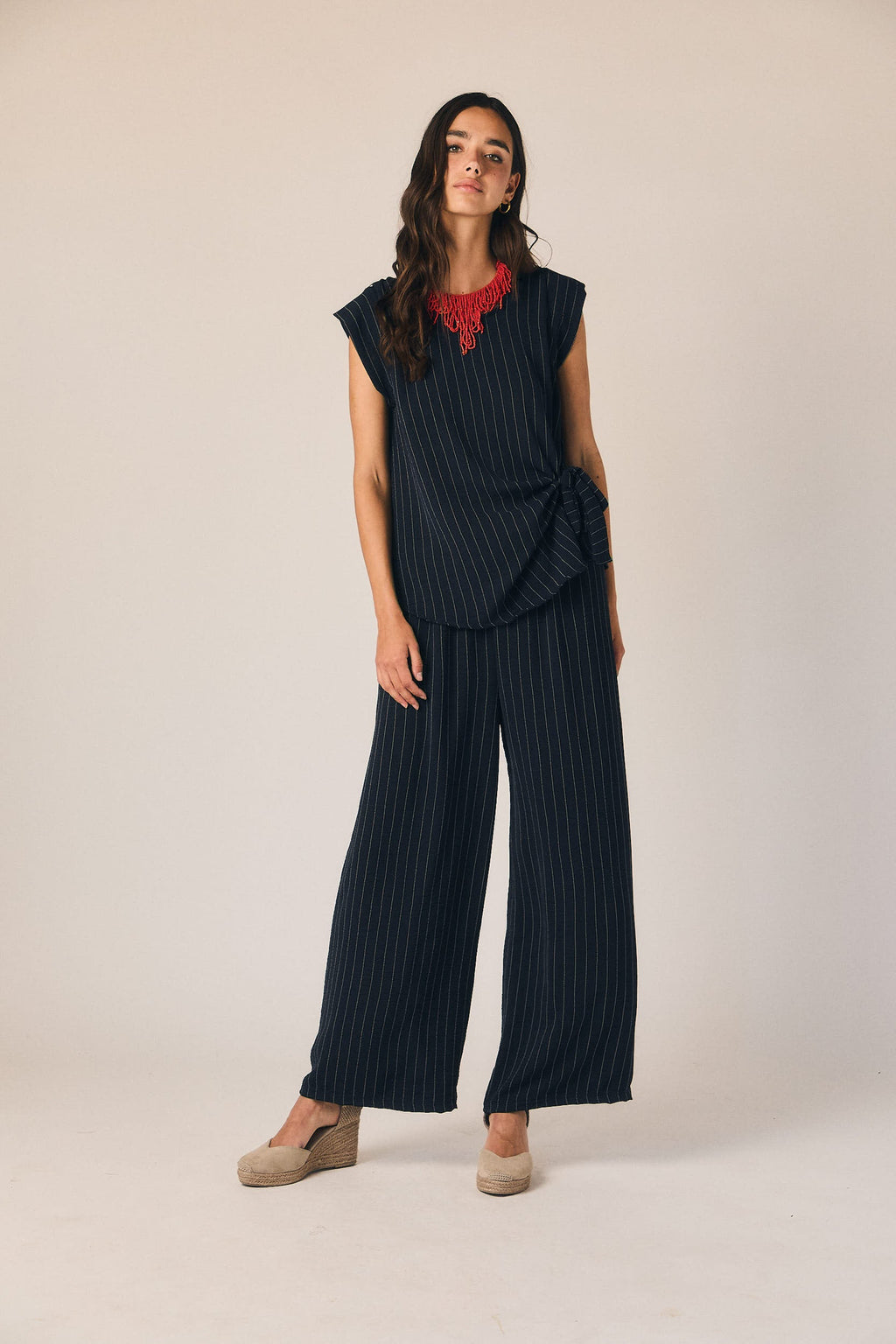 Pantalón fluido rayas azul marino