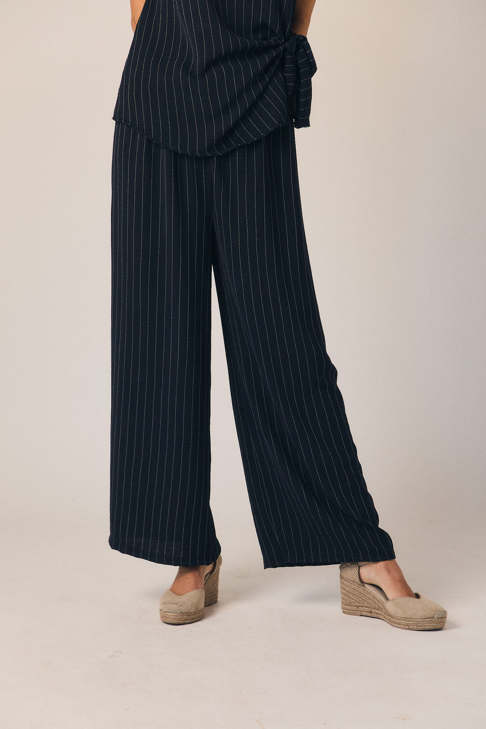 Pantalón fluido rayas azul marino