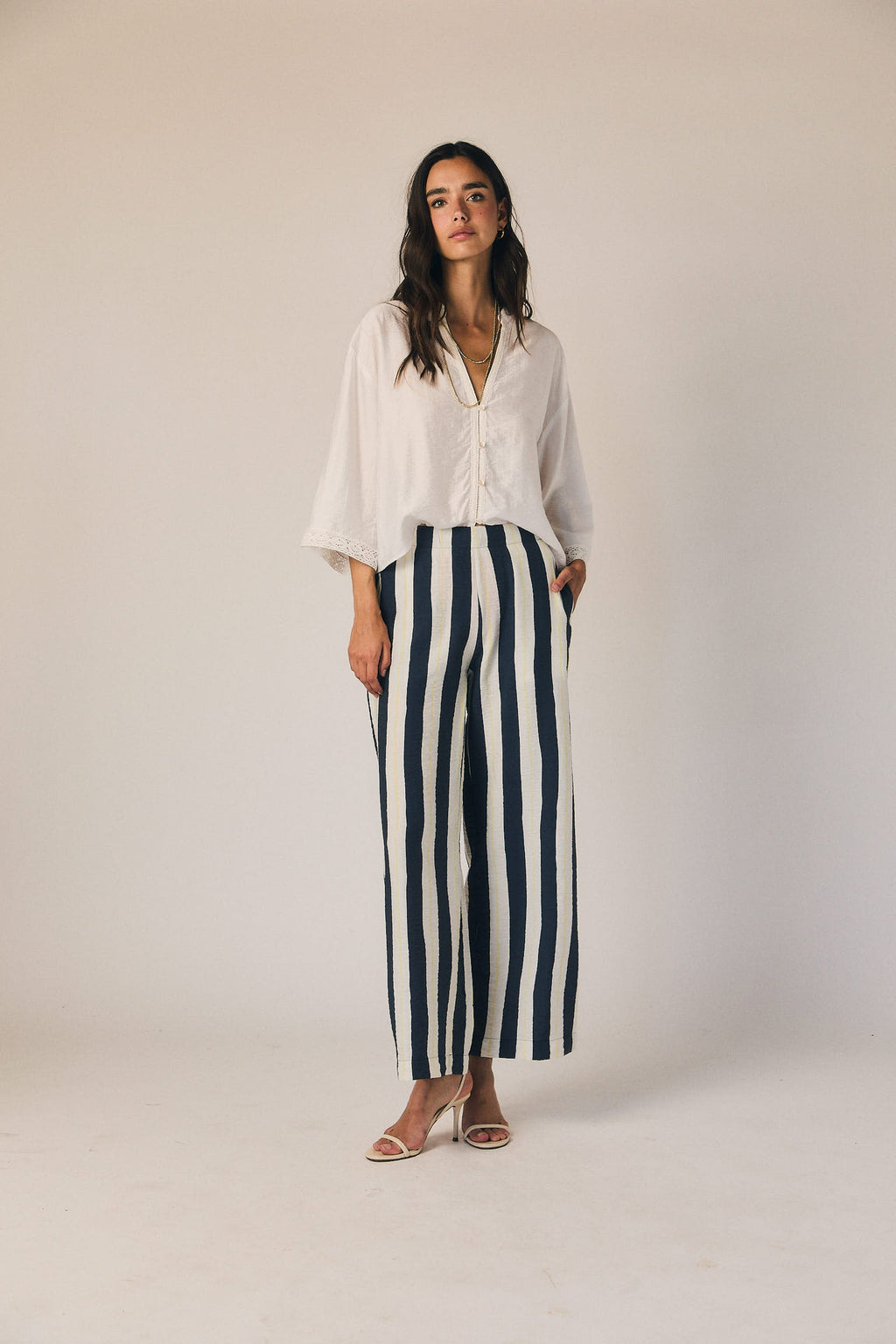 Pantalón largo fluido de rayas azul marino