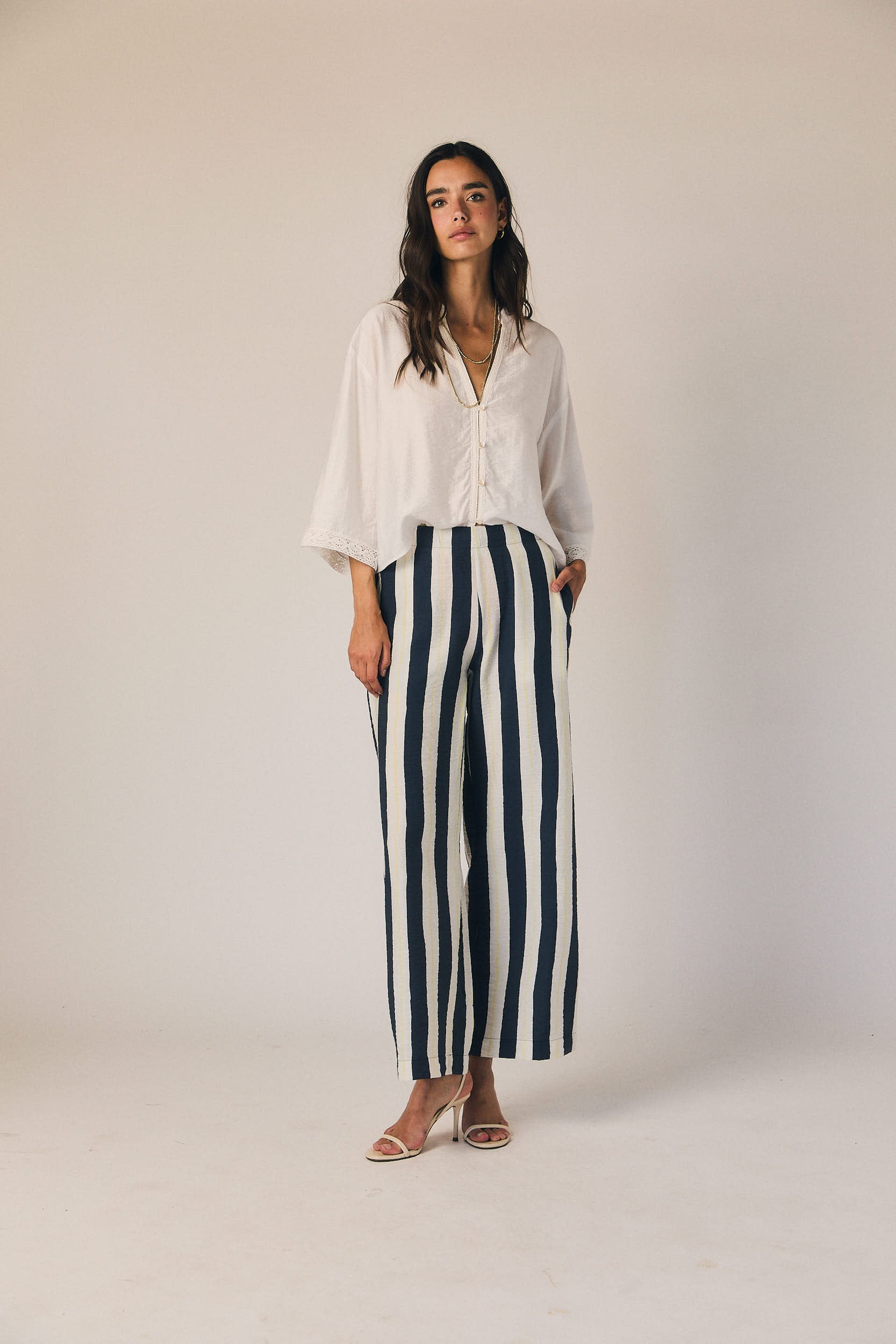 Pantalón largo fluido de rayas azul marino