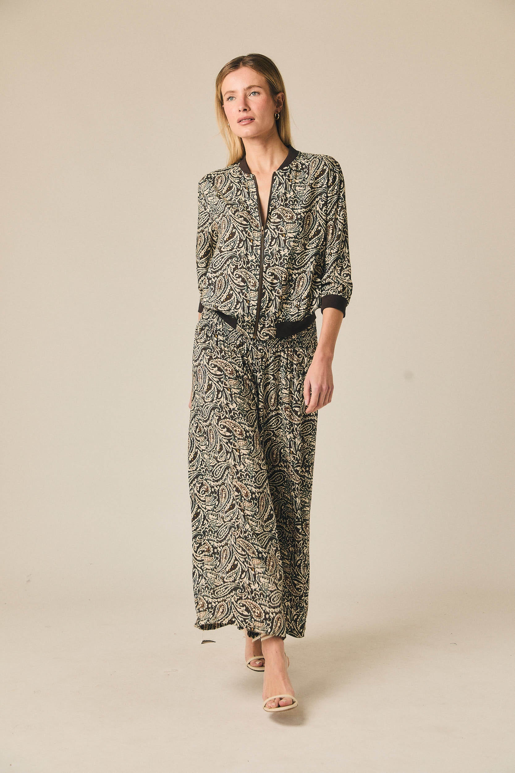 Pantalón palazzo paisley en tonos verdes