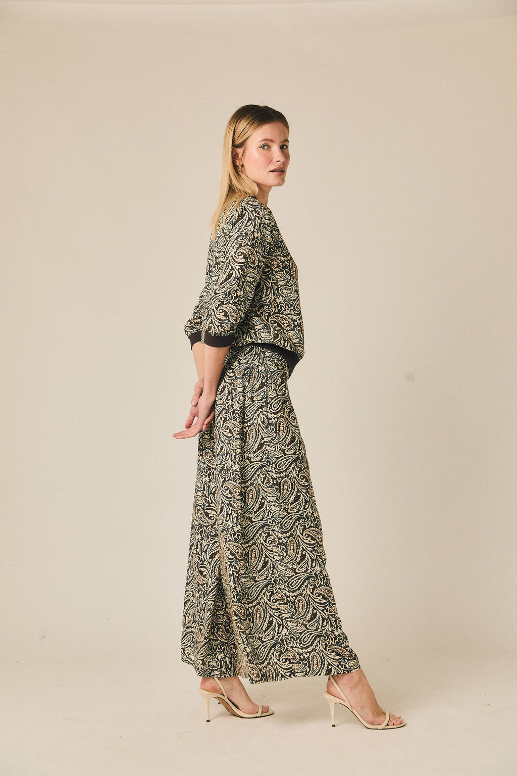 Pantalón palazzo paisley en tonos verdes