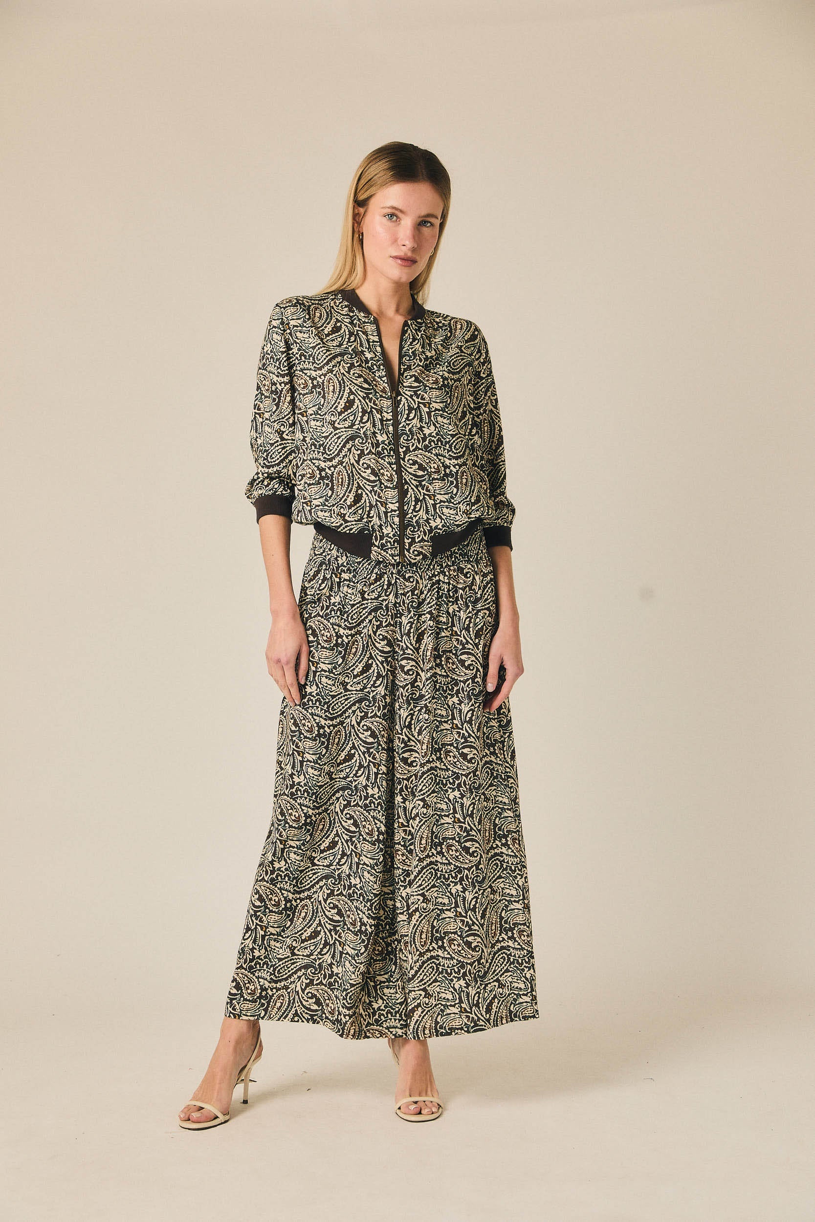 Pantalón palazzo paisley en tonos verdes