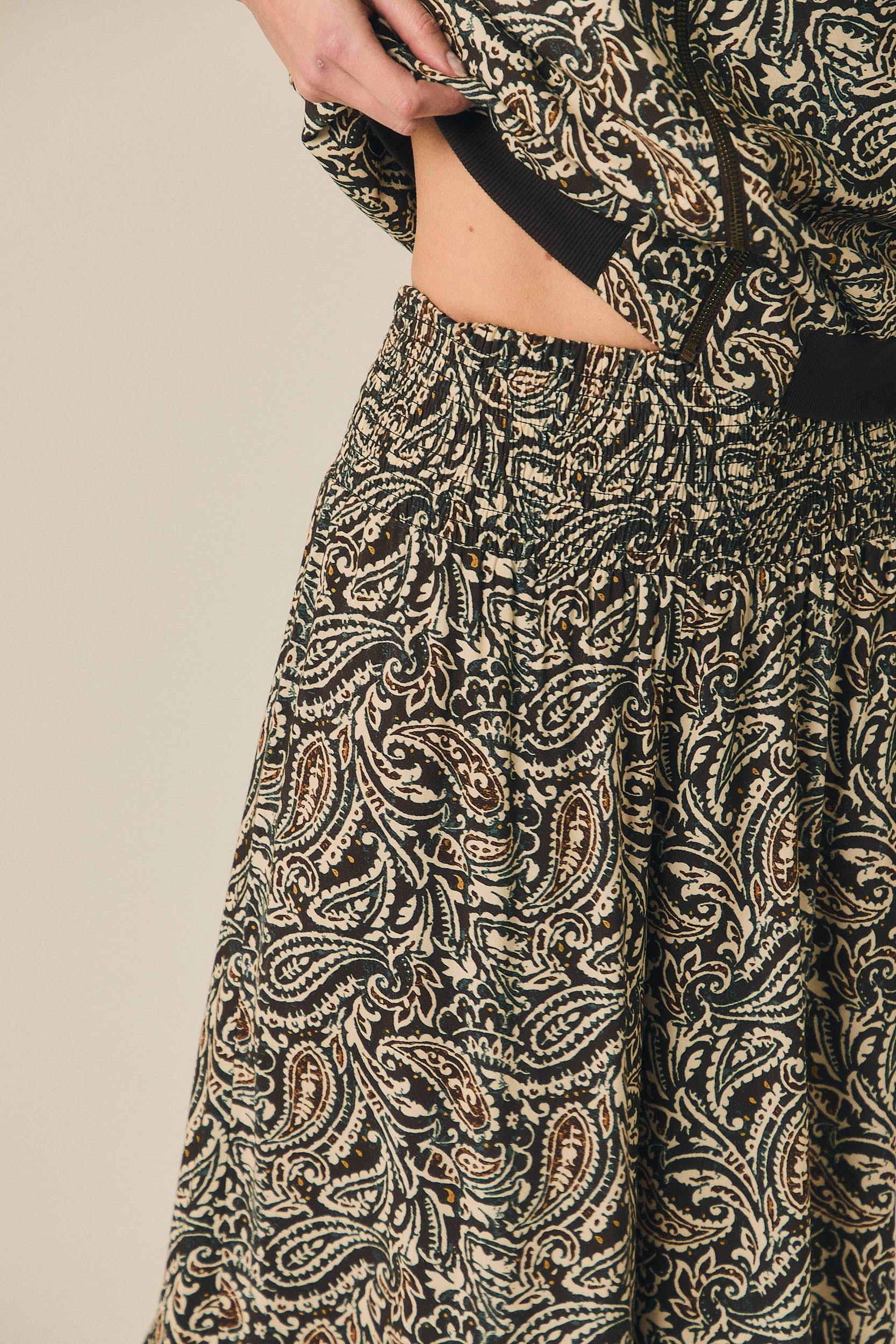 Pantalón palazzo paisley en tonos verdes