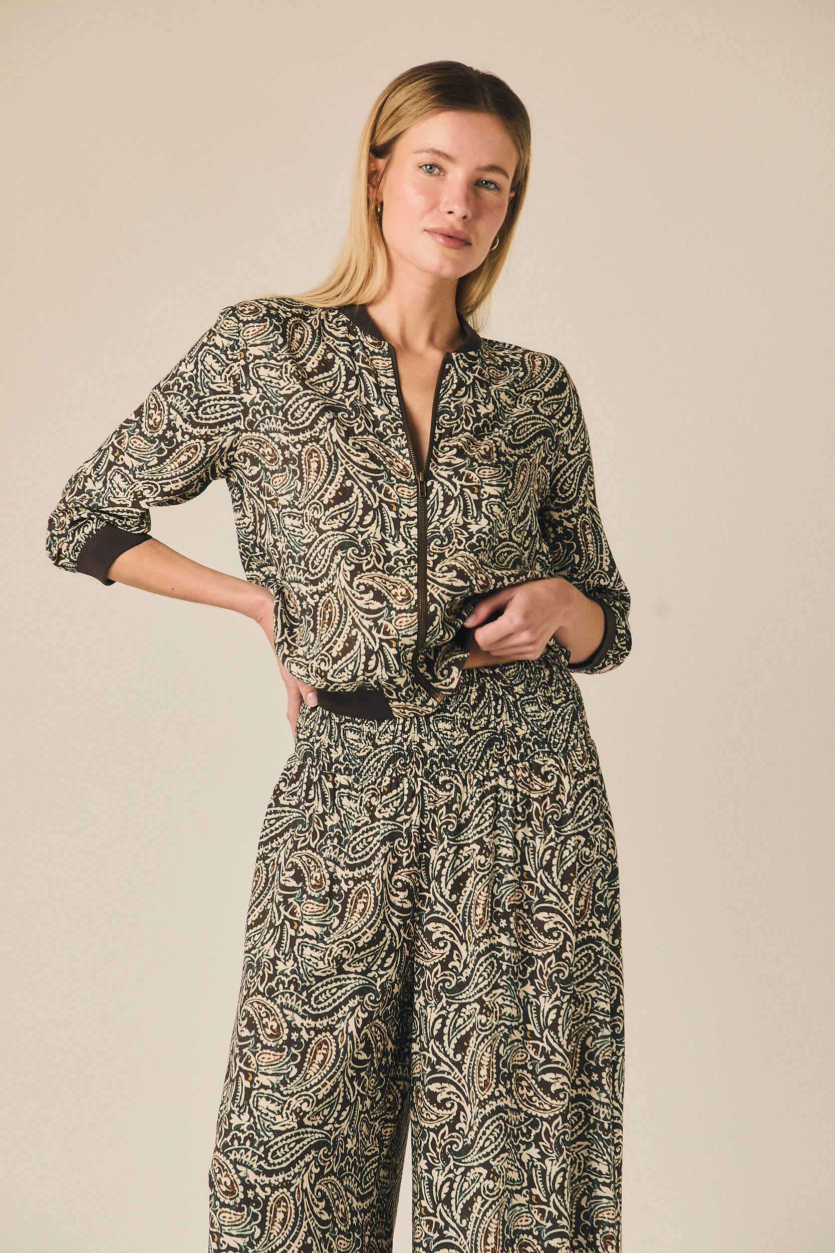 Pantalón palazzo paisley en tonos verdes
