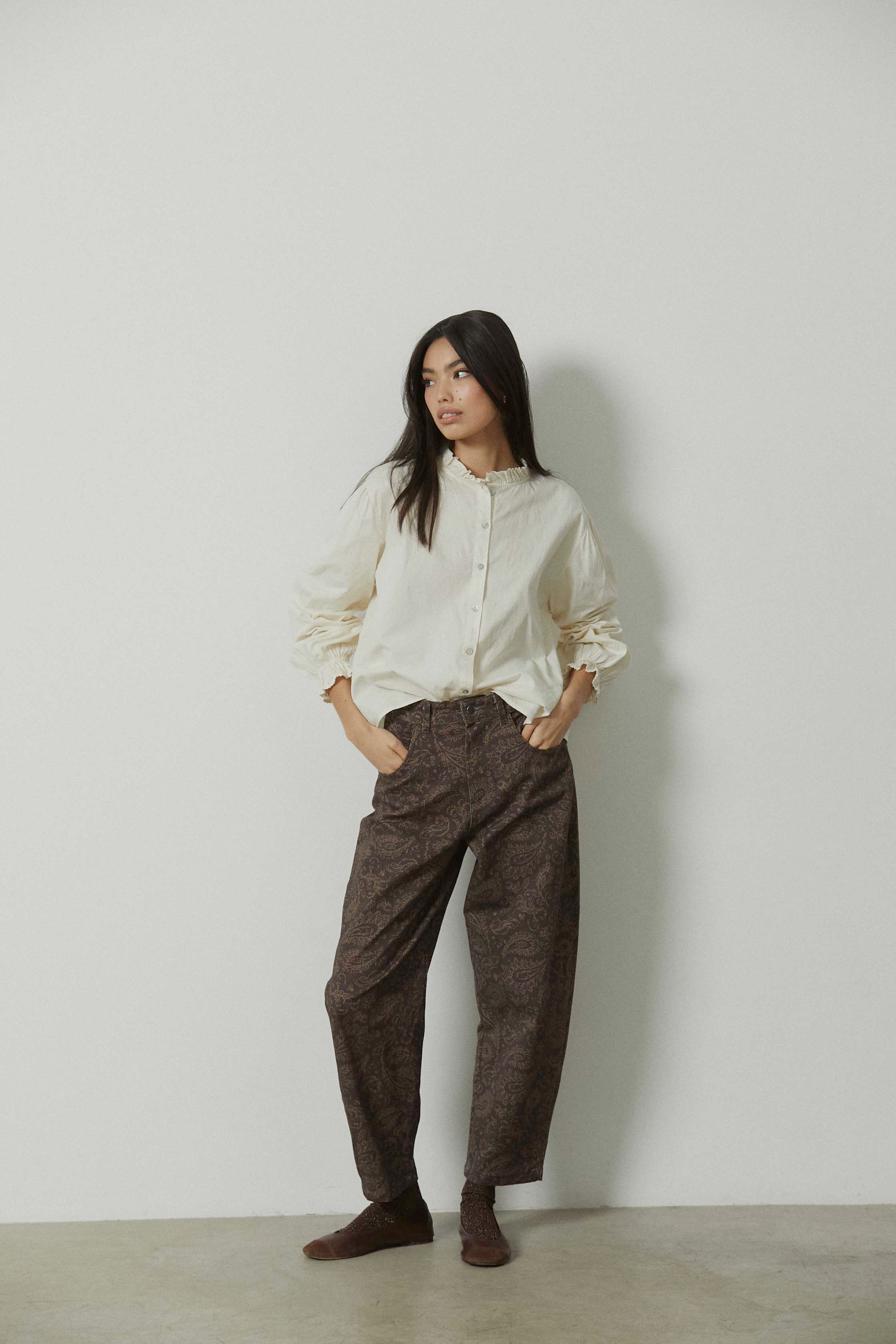 Pantalón barrel estampado paisley marrón